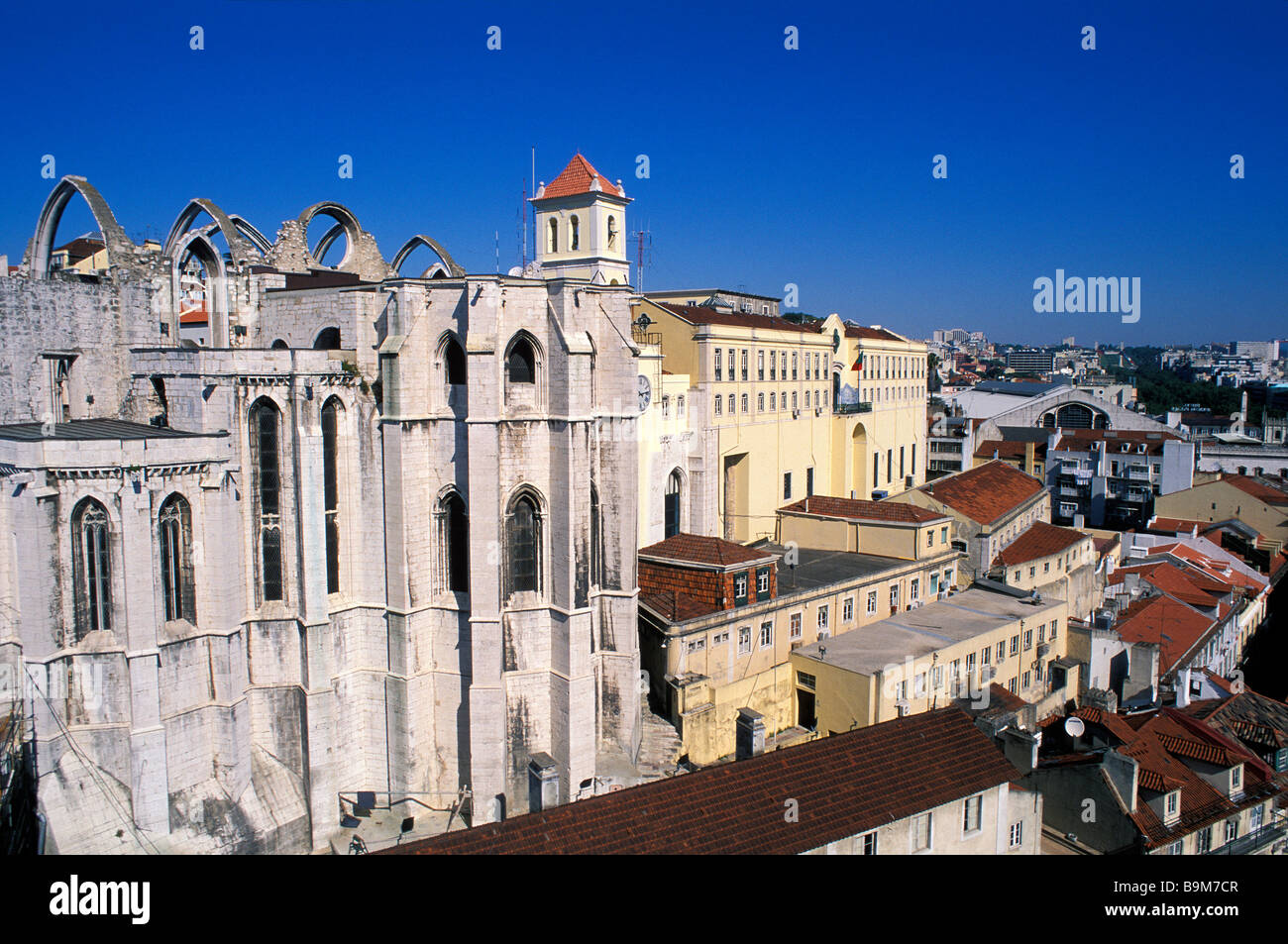 Il Portogallo, Lisbona, rovine gotiche del Carmo chiesa quattrocentesca chiesa parzialmente distrutta dal terremoto del 1755 Foto Stock