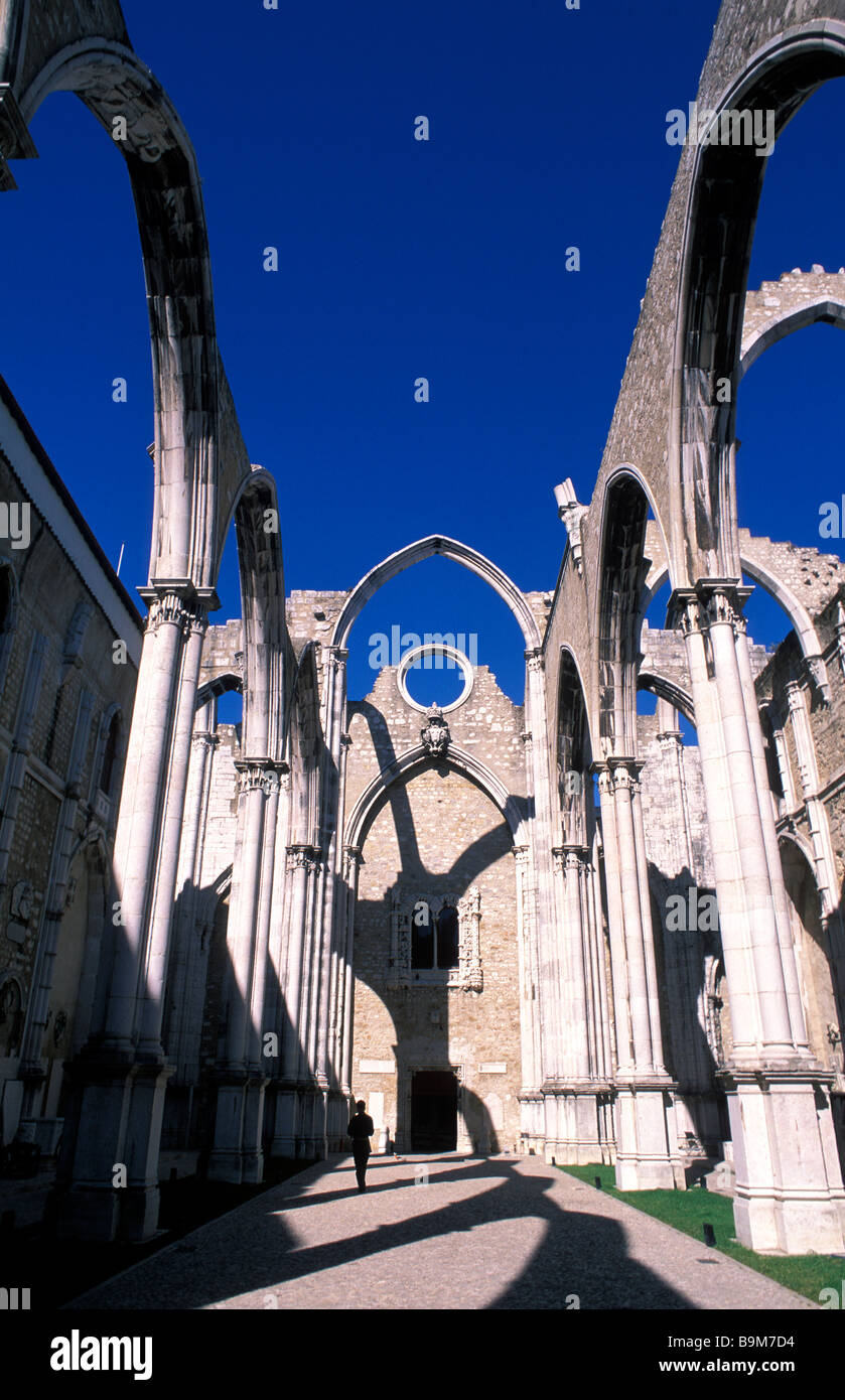Il Portogallo, Lisbona, rovine gotiche del Carmo chiesa quattrocentesca chiesa parzialmente distrutta dal terremoto del 1755 Foto Stock
