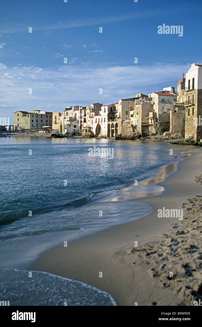 Una vista della costa di Cefalu e citta di Cefalu, Sicilia, Italia Foto Stock