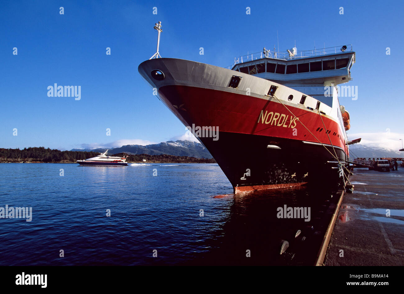 La Norvegia, la parte nord del circolo polare artico (cerchio), Crociera a bordo Coastal Express (Hurtigruten), ancorato MS Nordlys Foto Stock