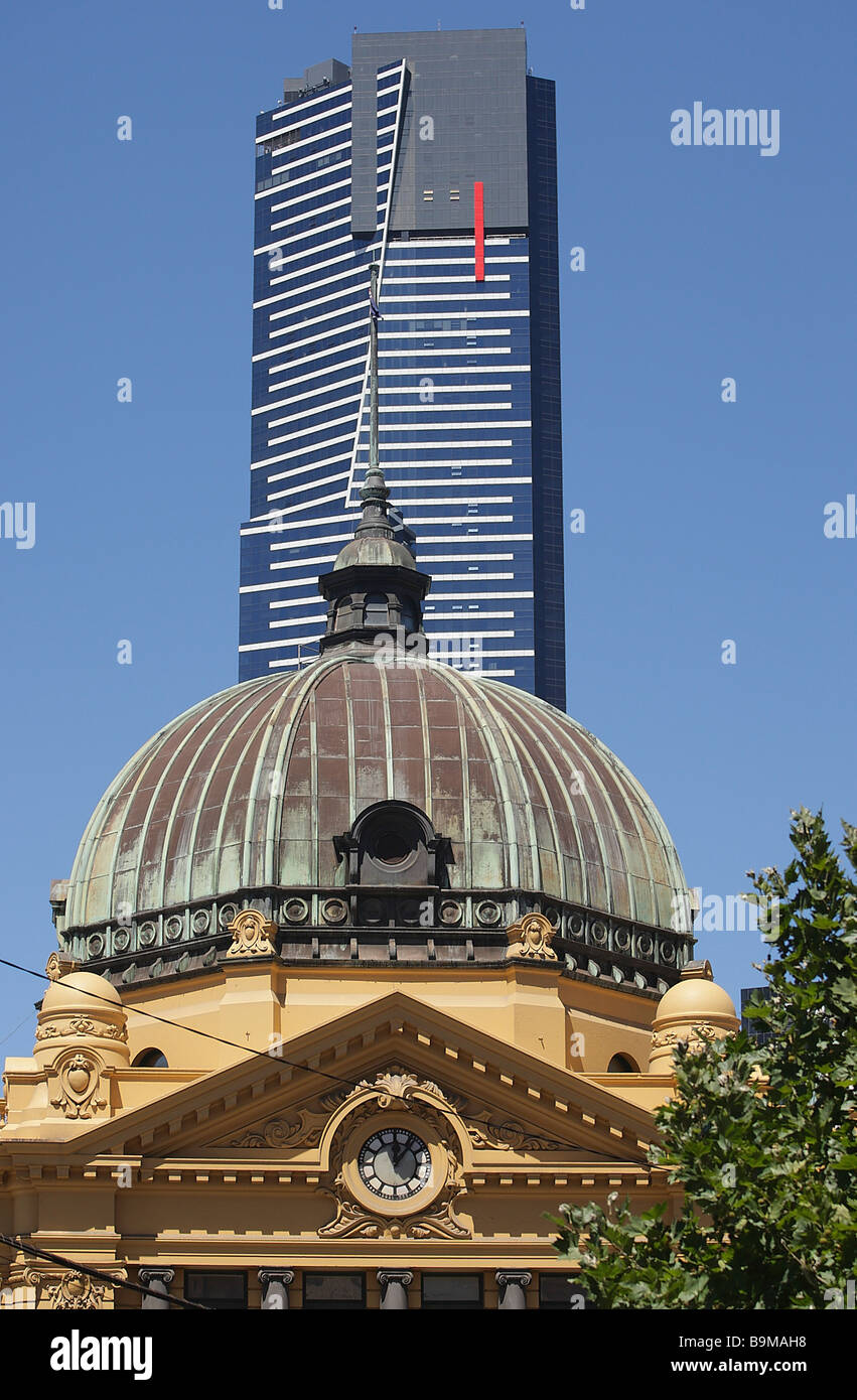 Vittoriano storica stazione ferroviaria La stazione di Flinders Street e Eureka Tower in background in Melbourne, Australia. Foto Stock