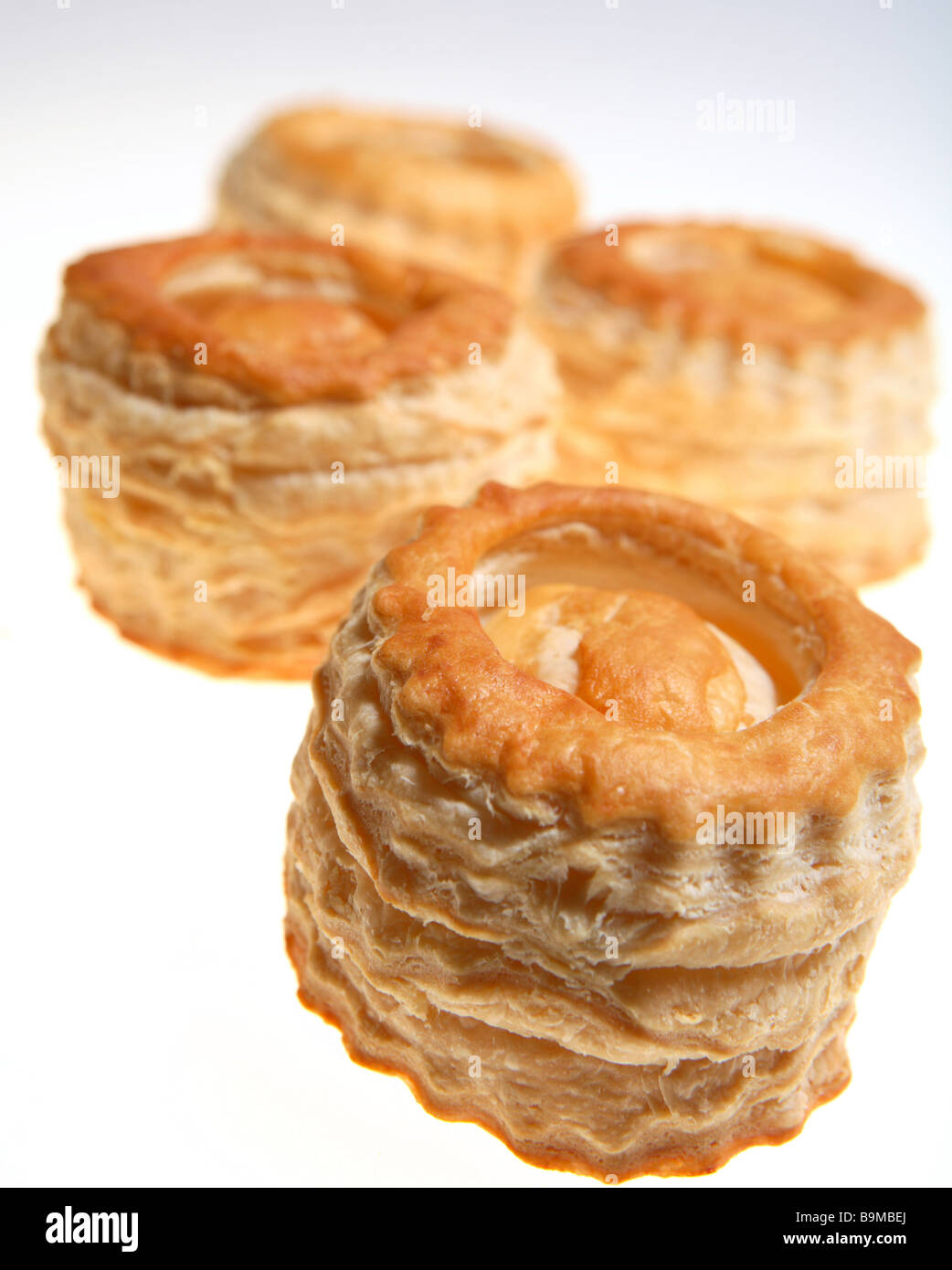 Quattro vol-au-vent pasta sfoglia casi in attesa di essere riempiti. Foto Stock