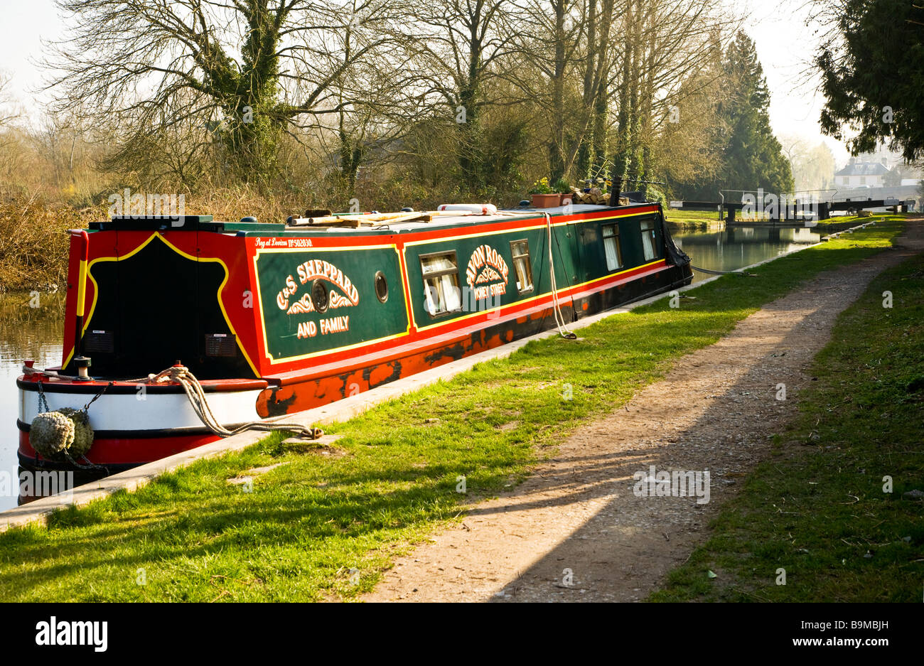 Un narrowboat ormeggiate lungo il Kennet and Avon Canal a Hungerford Berkshire England Regno Unito con serratura a Hungerford in distanza Foto Stock