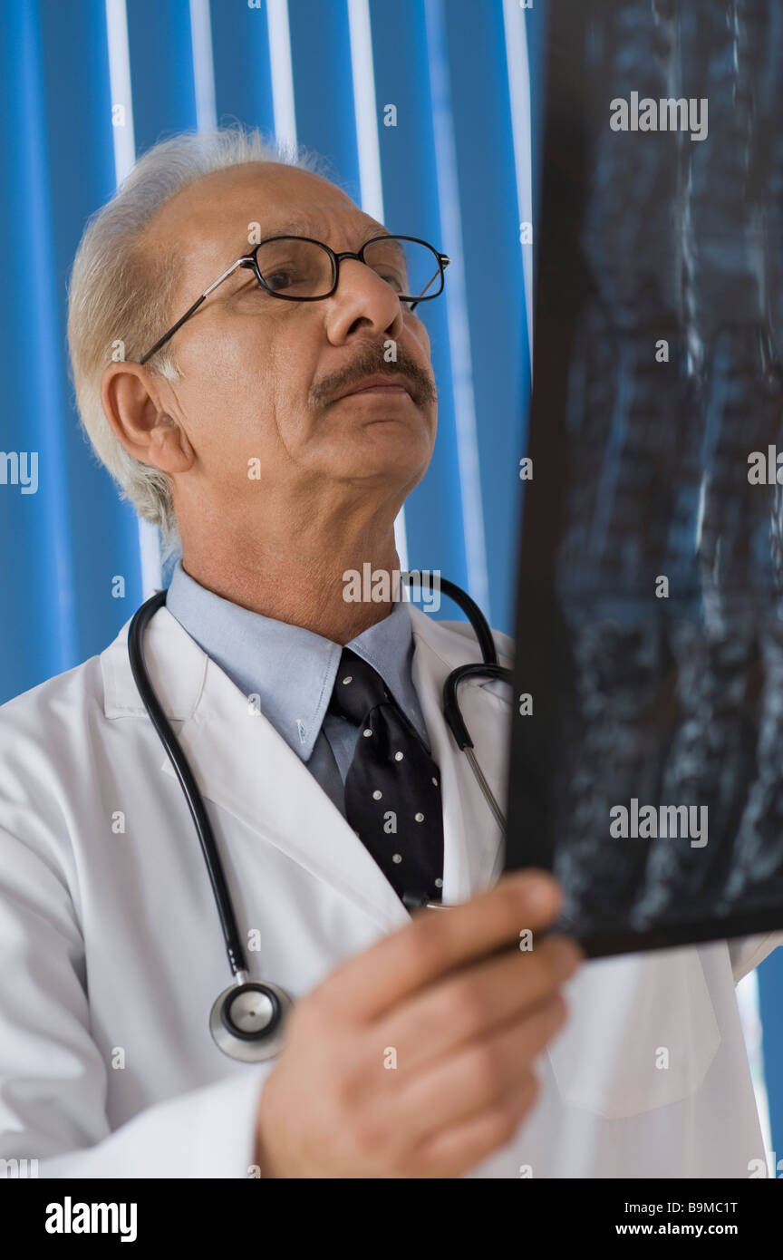 Medico esaminando un x-ray relazione Foto Stock