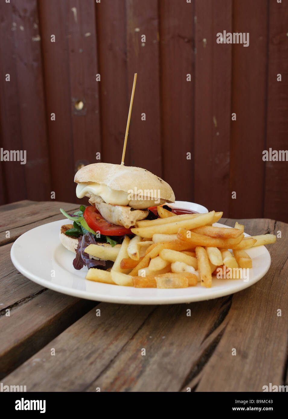 Hamburger e patatine su un tavolo rustico Foto Stock