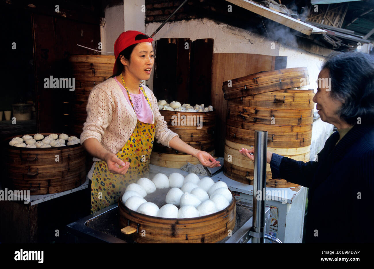 Cina, Shanghai, Dajing Lu quartiere e mercato, commessa di vapore baozi Foto Stock
