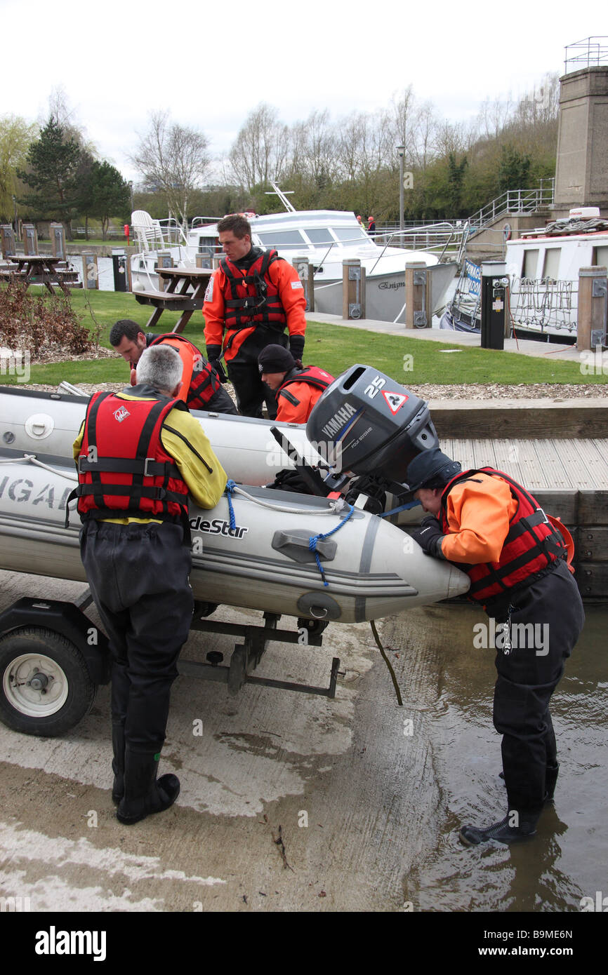 Fiume medway incendio del motore per la manutenzione di apparecchiature di emergenza simulazione formazione acqua barca vigili del fuoco Foto Stock