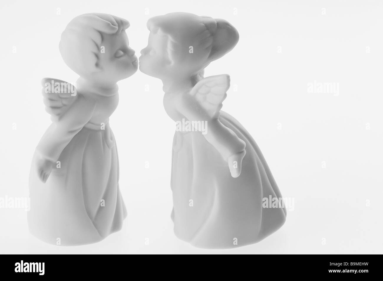 Porcellana Bianca un ragazzo e una ragazza angel figurine kissing su sfondo bianco Foto Stock