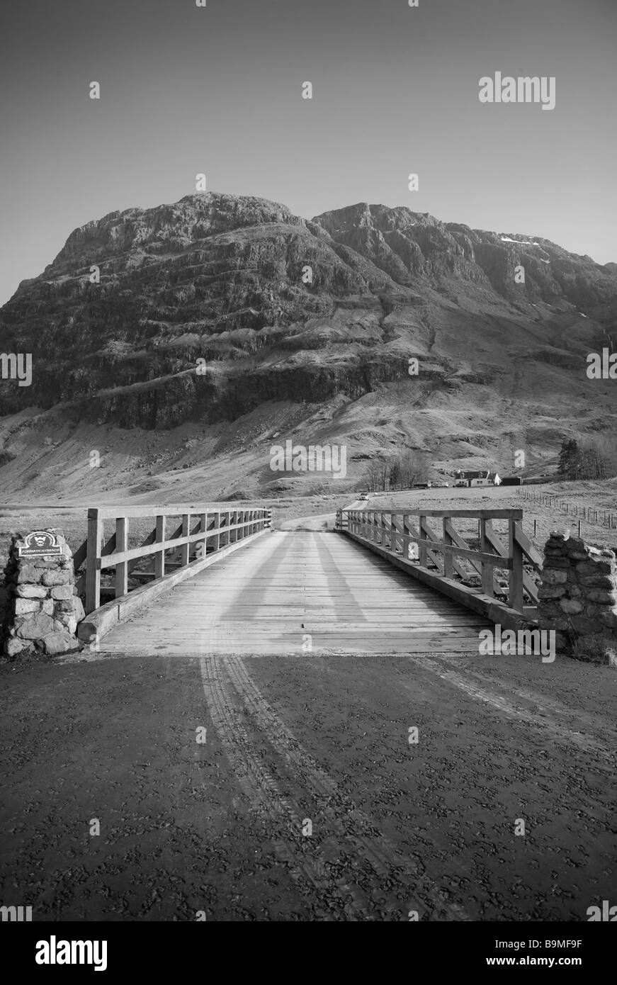 Immagine in bianco e nero,ponte Gateway,prospettiva in ritratto.Ampio angolo,montagna. Foto Stock