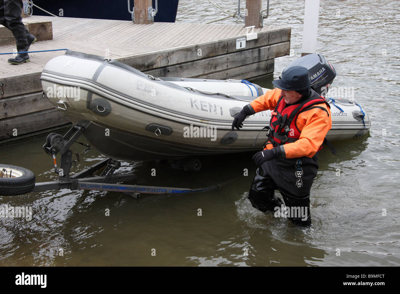 Fiume medway incendio del motore per la manutenzione di apparecchiature di emergenza simulazione formazione acqua barca vigili del fuoco Foto Stock