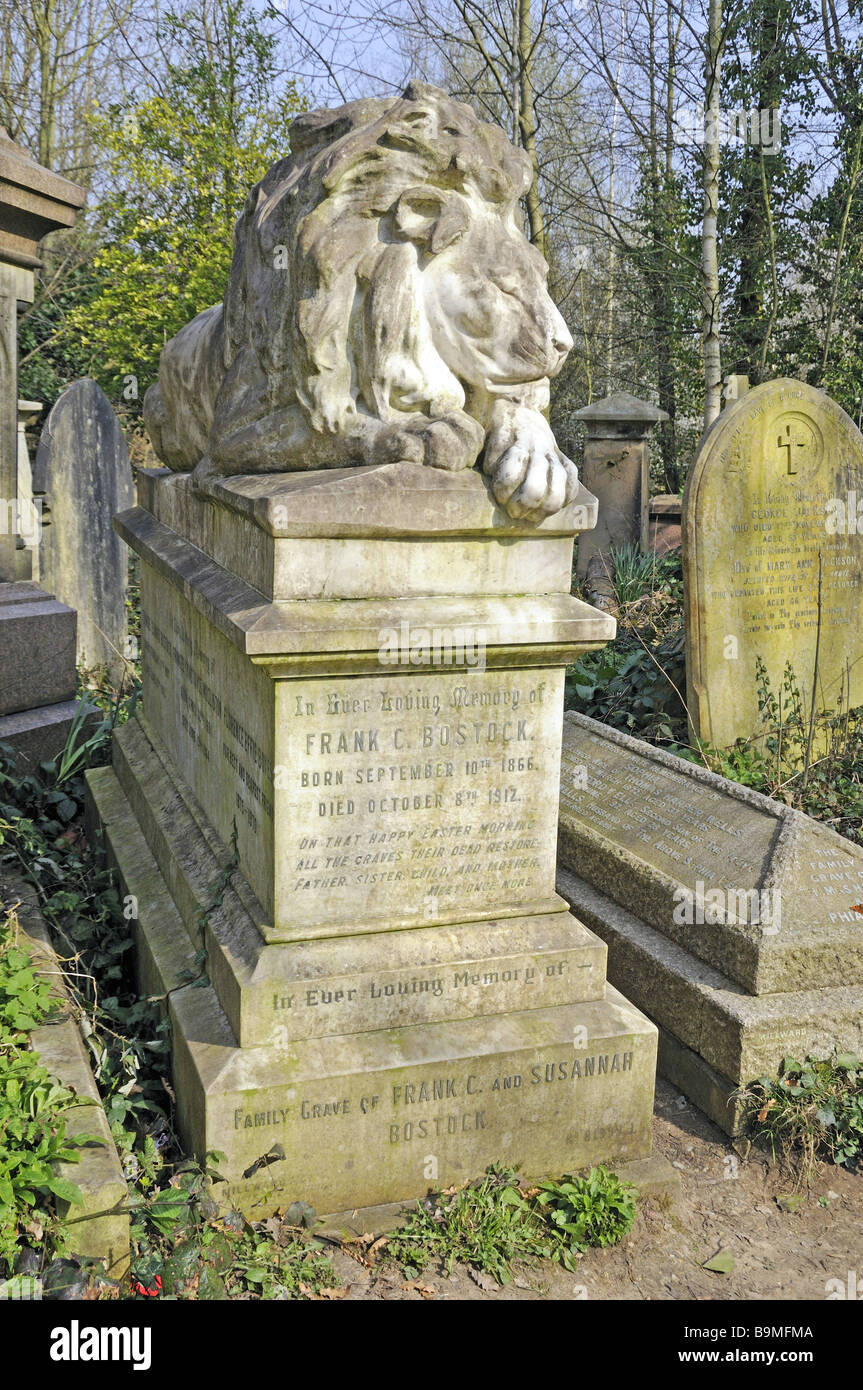 Leone la statua sulla pietra tombale di Abney Cimitero Parco Stoke Newington Londra Inghilterra Hackney Regno Unito Foto Stock