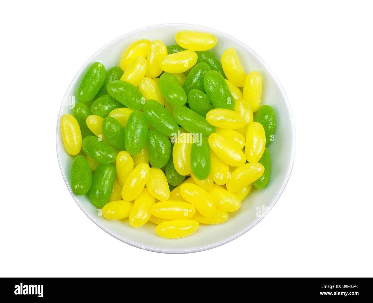 Una ciotola di verde e giallo Jelly Beans isolato su uno sfondo bianco Foto Stock