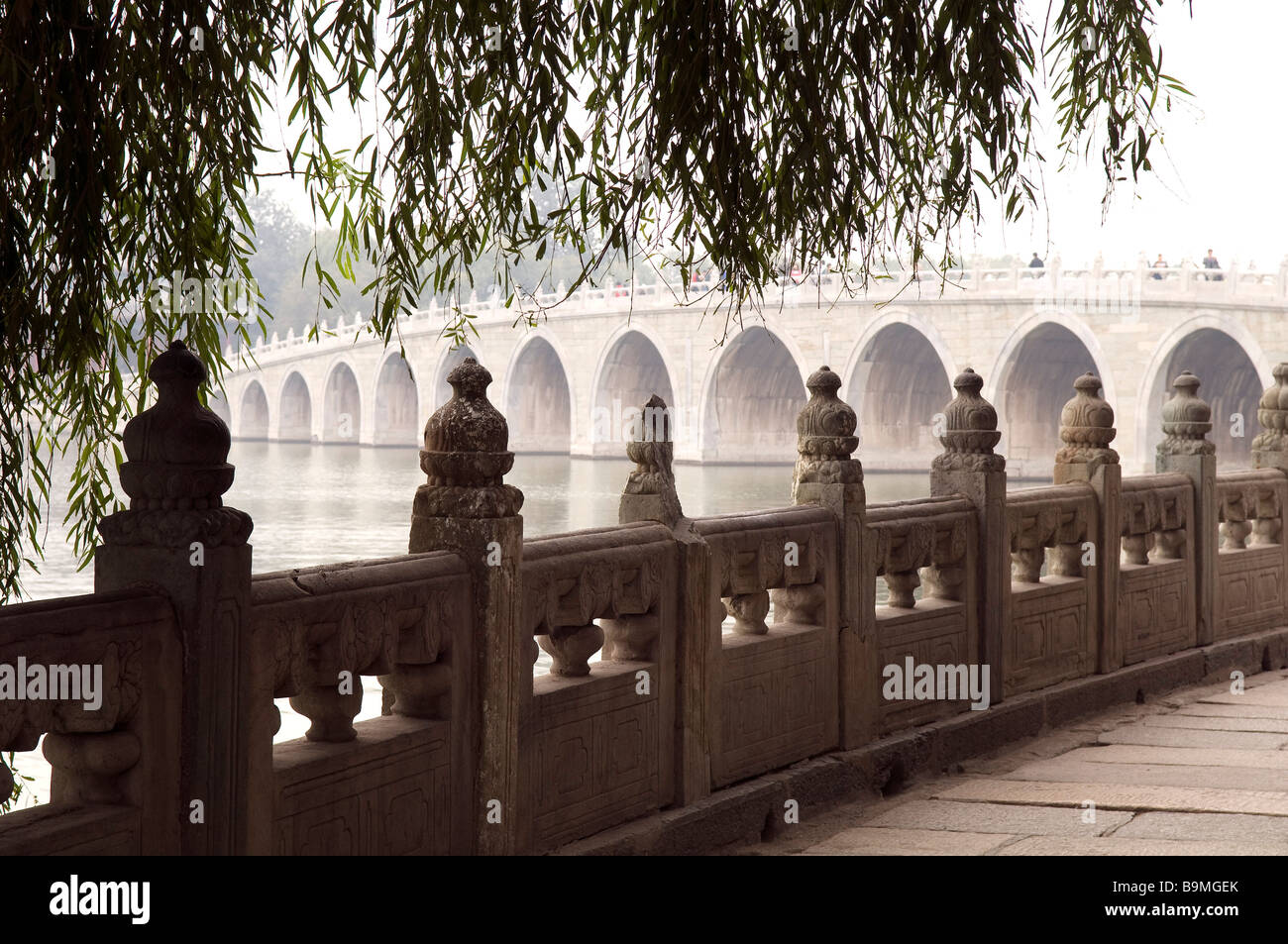 Cina, Pechino, il Palazzo Estivo (Yi he yuan) classificato come patrimonio mondiale dall' UNESCO, diciassette il ponte di Arco Foto Stock