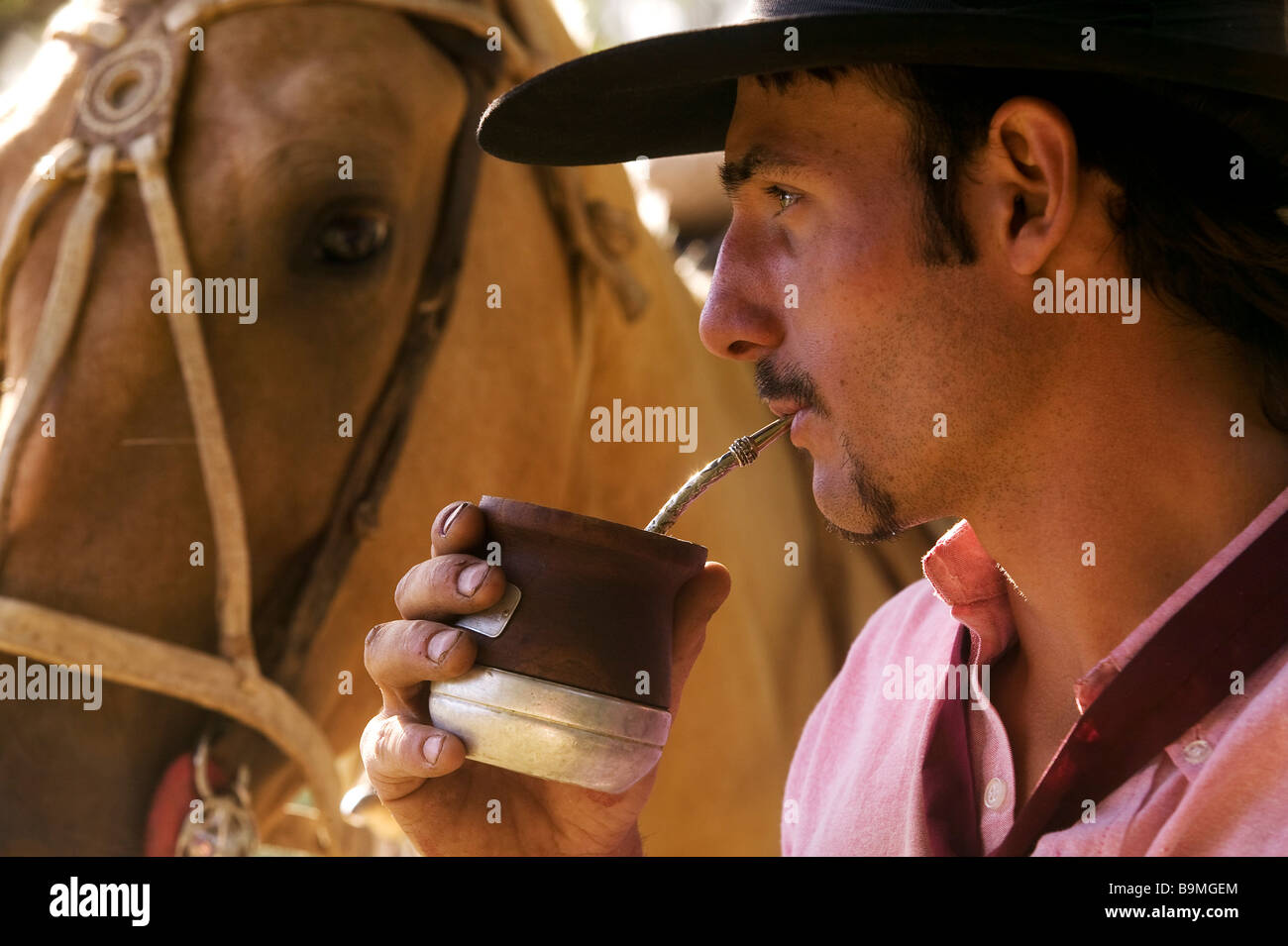 Argentina, Provincia di Buenos Aires, Estancia San Isidro del Llano, gaucho bevendo mate bevanda (locale di tè alle erbe) Foto Stock