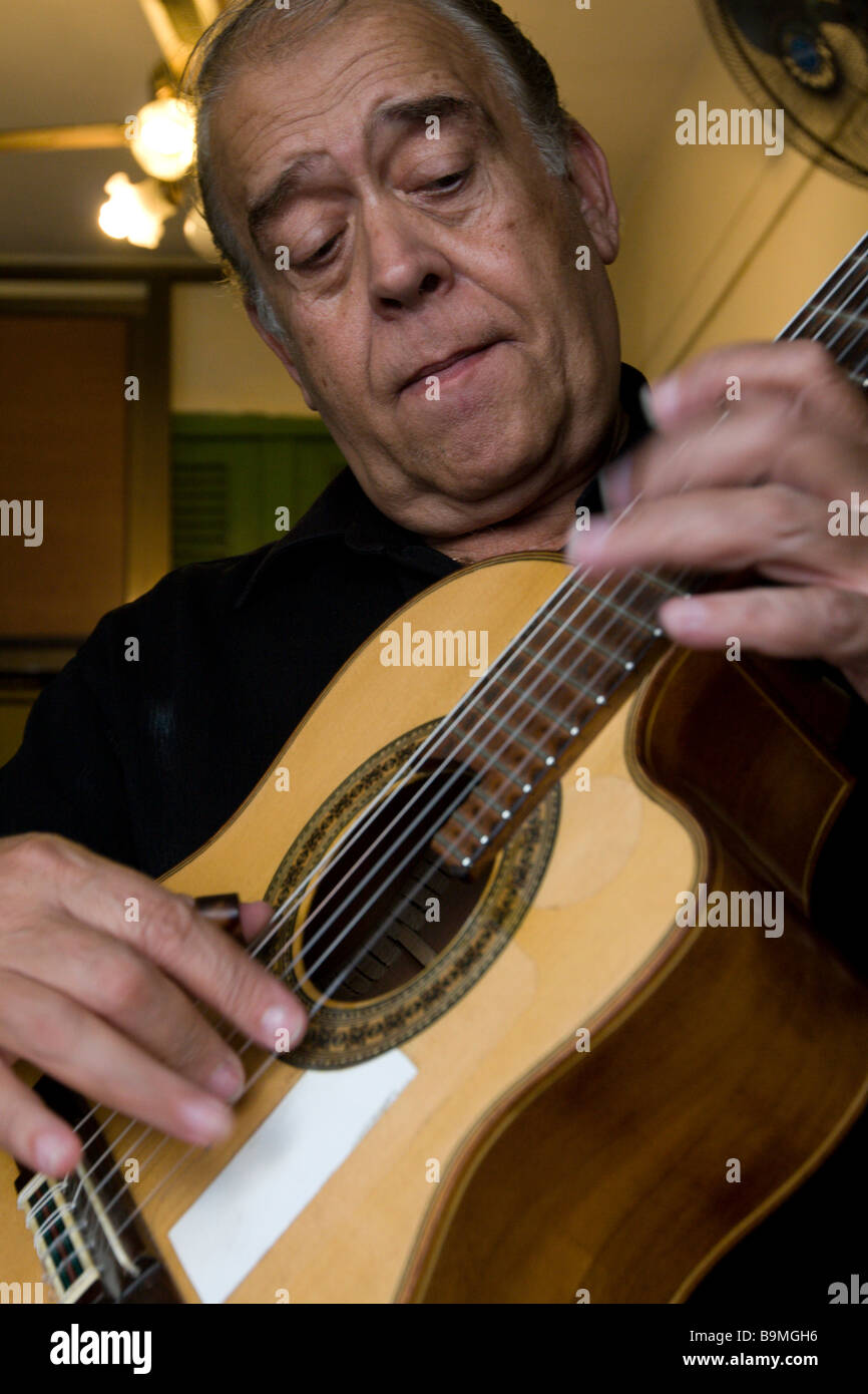 Un musicista suonando la chitarra in Havana, Cuba Foto Stock