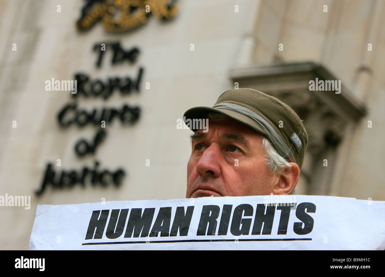 Un uomo di protesta circa "Diritti umani" al di fuori dell alta corte sul filamento nella city di Londra, Regno Unito. Foto Stock