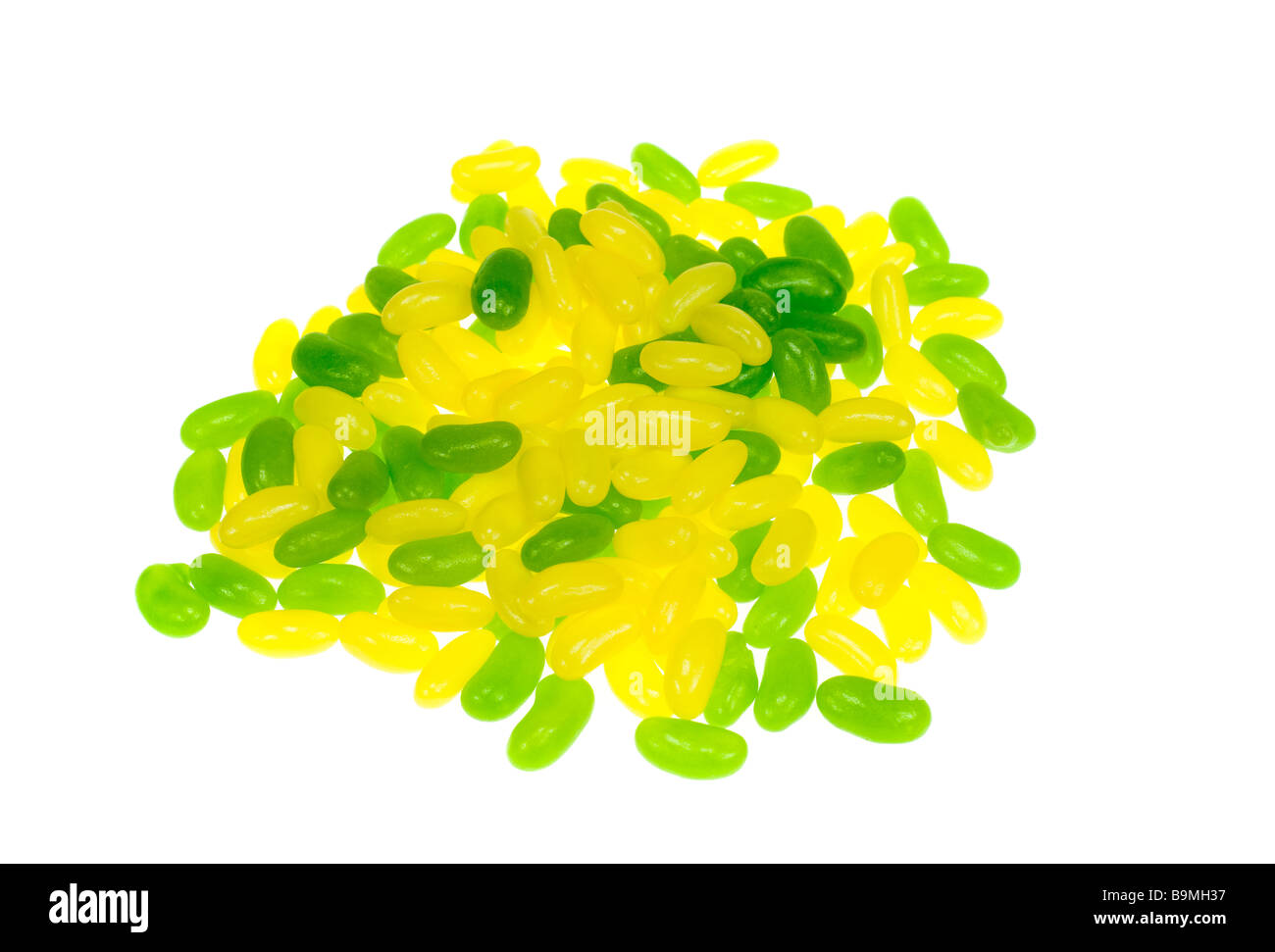 Verde e giallo Jelly Beans isolato su uno sfondo bianco Foto Stock