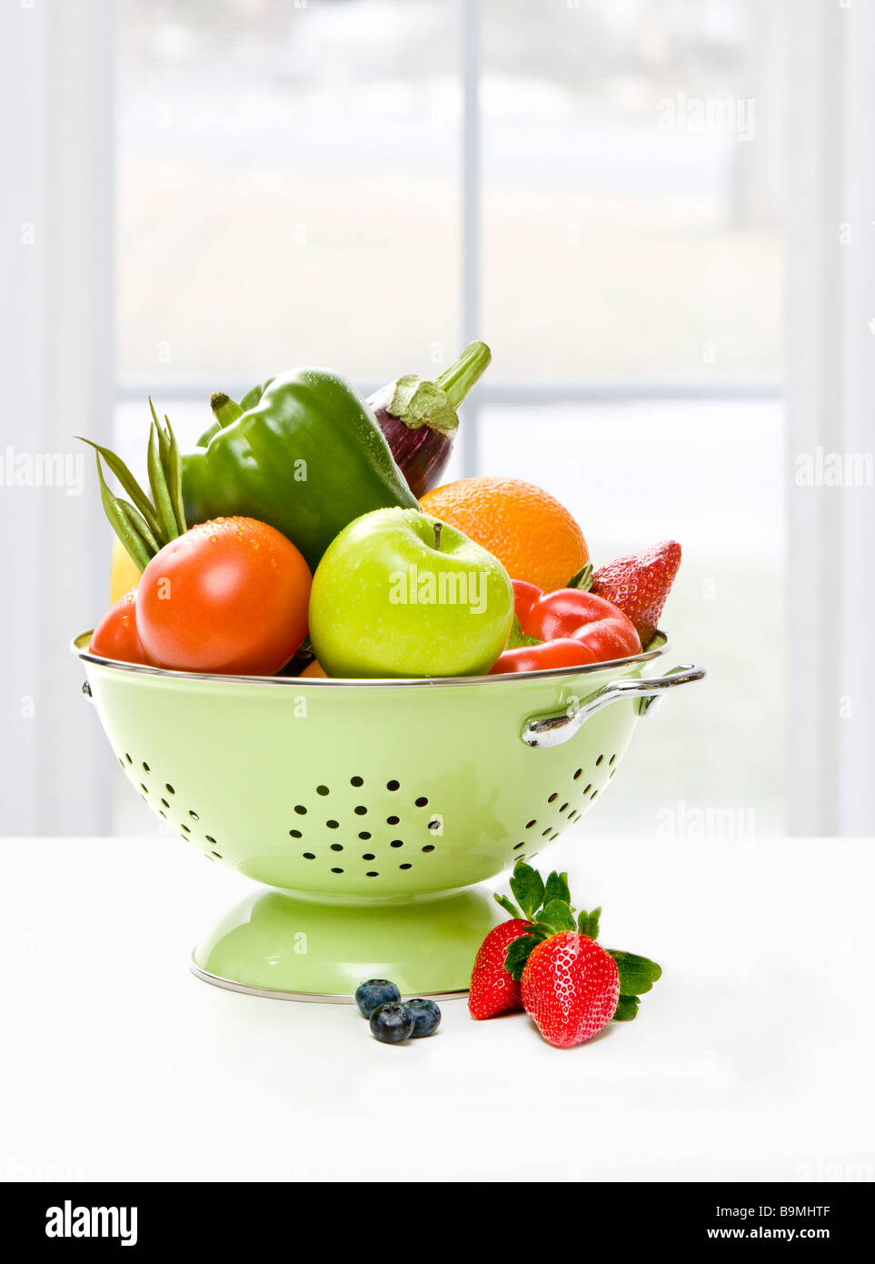 Ortaggi freschi in uno scolapasta Foto Stock