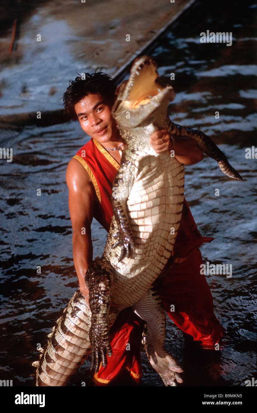 Animal tamer tenendo un coccodrillo Foto Stock