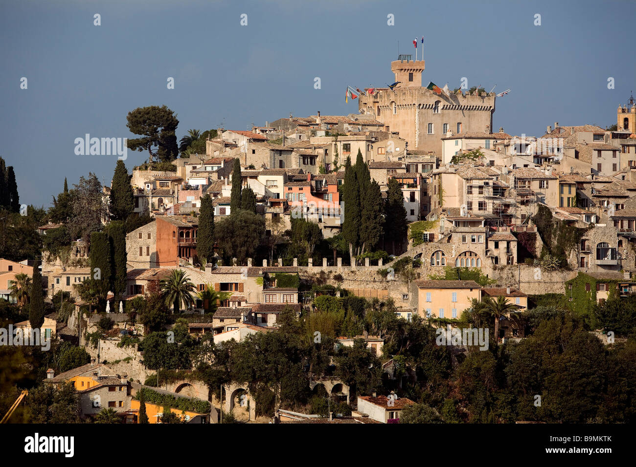 Francia, Alpes Maritimes, Cagnes sur Mer, appollaiato villaggio e il suo castello Foto Stock