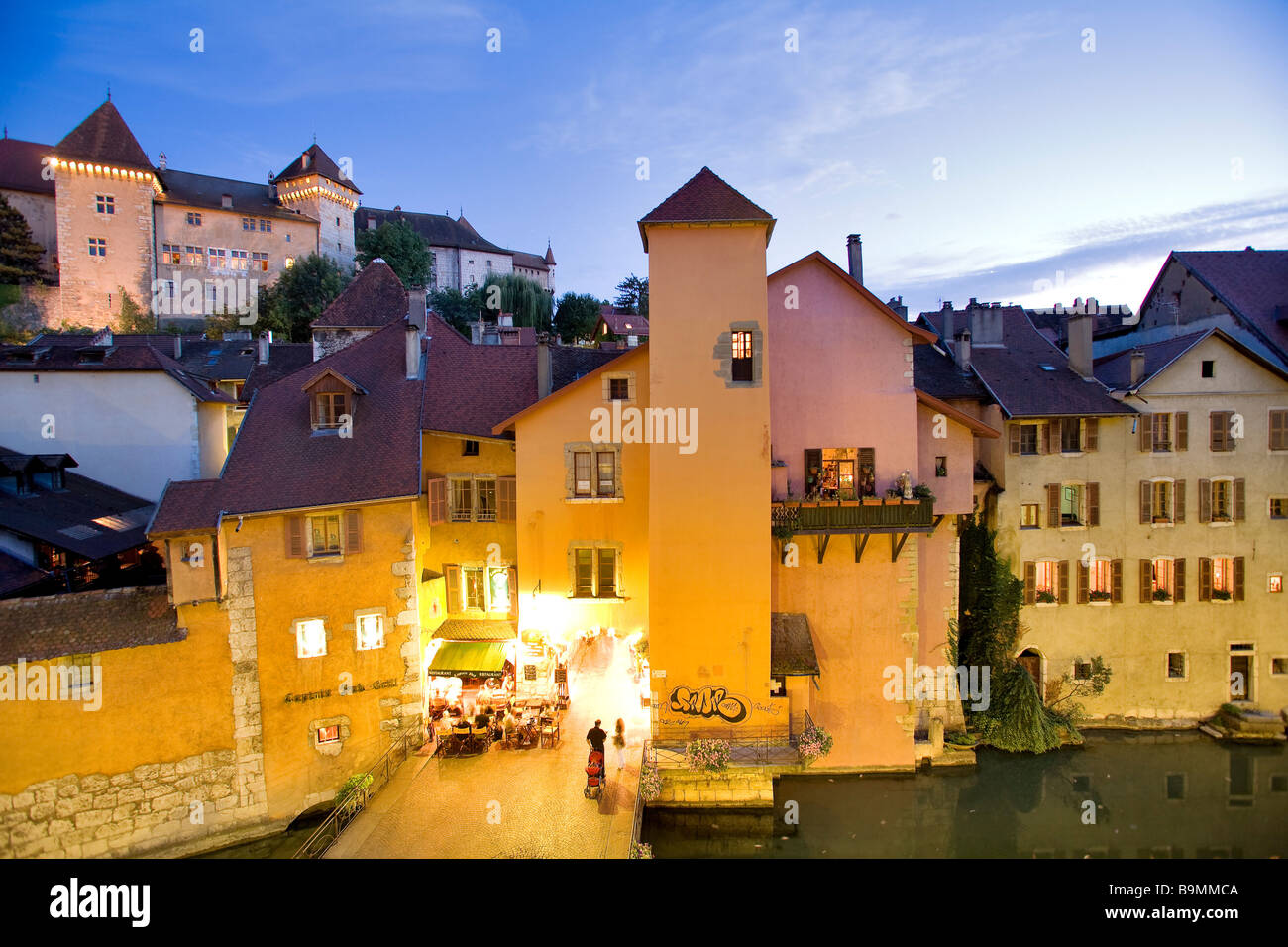 Francia, Haute Savoie, Annecy, il Castle-Museum, Pont Bacco oltre il fiume Thiou e il passaggio de l'Eveche Foto Stock