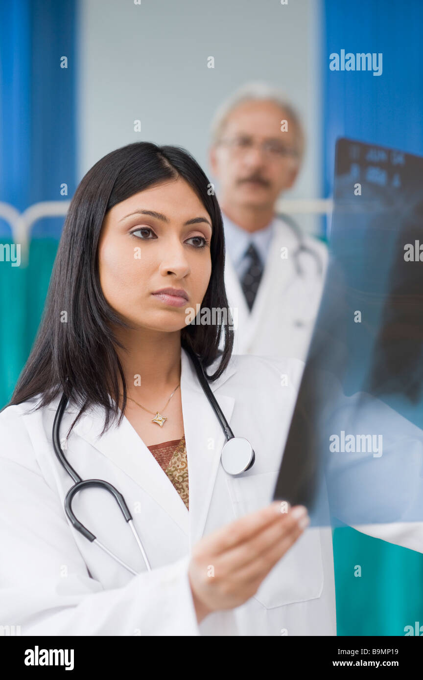 Medico donna esaminando un x-ray relazione Foto Stock