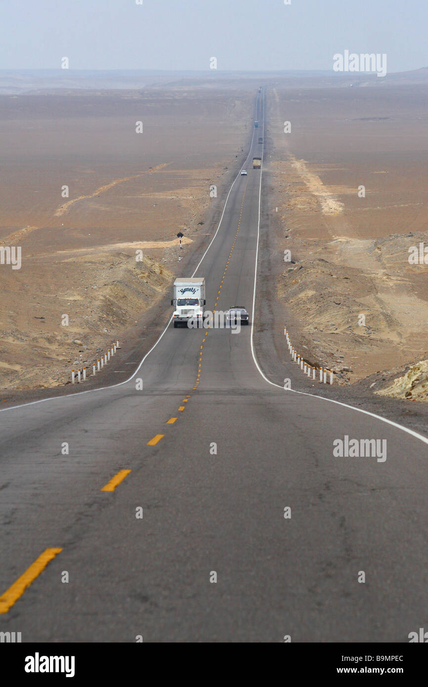Strada lungo il deserto delle Ande Foto Stock