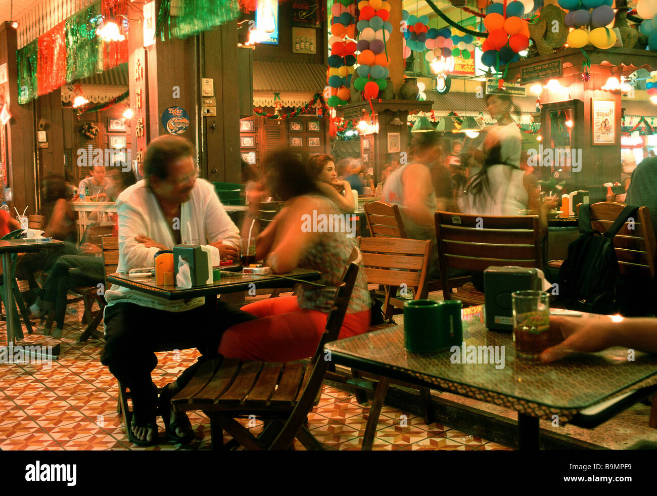 Persone in un ristorante nel Khaosarn Road, Bangkok, Thailandia Foto Stock