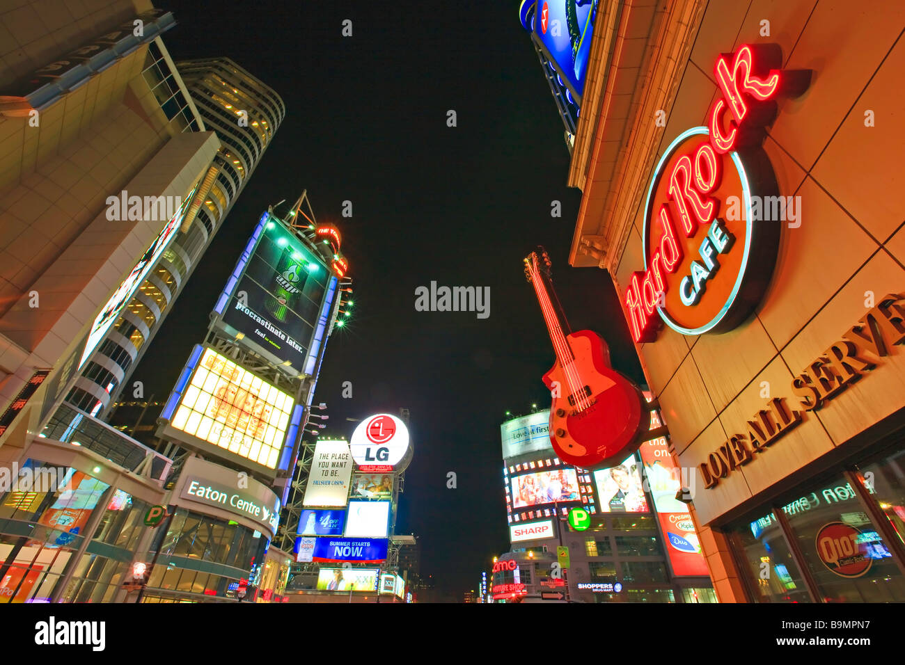 Centro Eaton, Hard Rock Cafe e Yonge Dundas Square visto lungo Yonge Street nel centro cittadino di Toronto e di notte Ontario Canada Foto Stock
