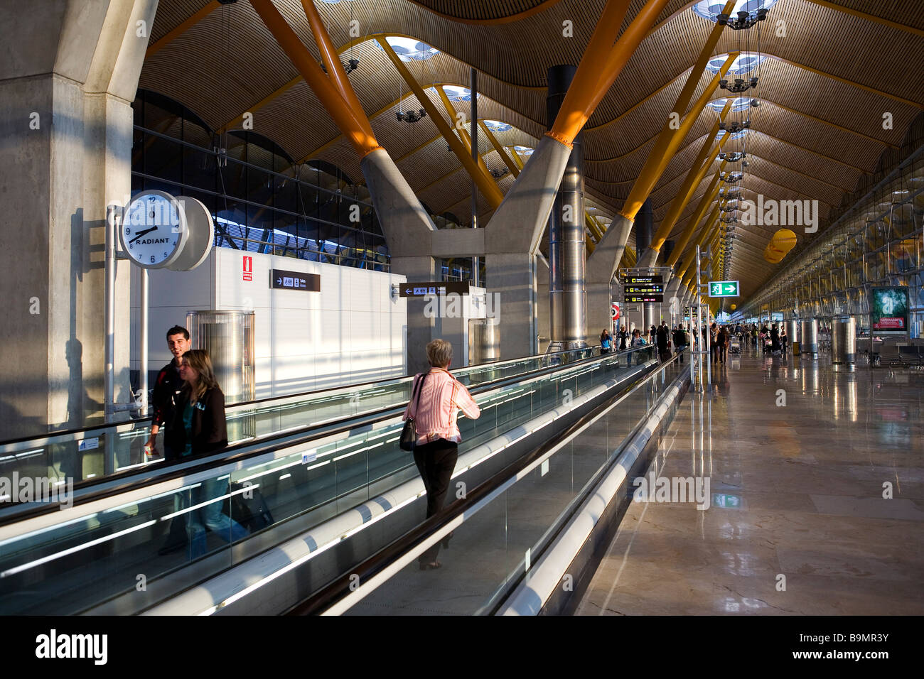 Spagna, Madrid, l'Aeroporto Internazionale di Barajas, il Terminal 4 (T4) da architetti Carlos Lamela e Richard Rogers Foto Stock