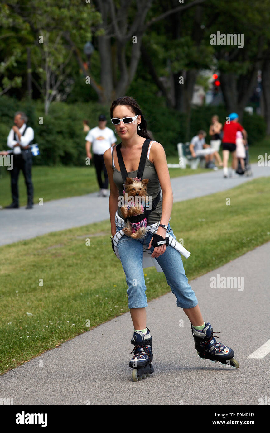 Canada, Québec, Provincia di Quebec City, Pianure di Abramo, giovane ragazza e il suo cucciolo con i rollerblade Foto Stock