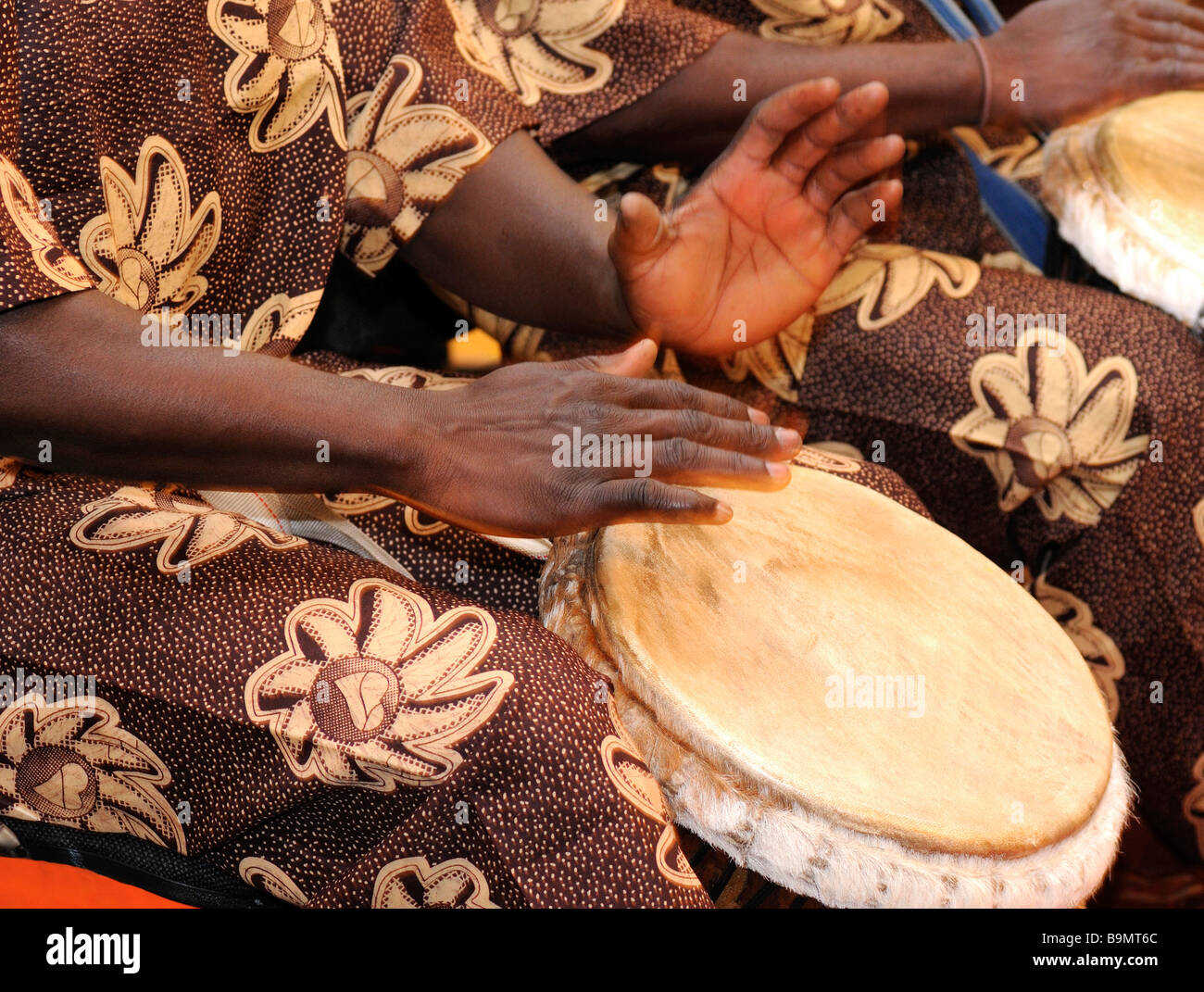 Un musicista africano battendo il tamburo Foto Stock