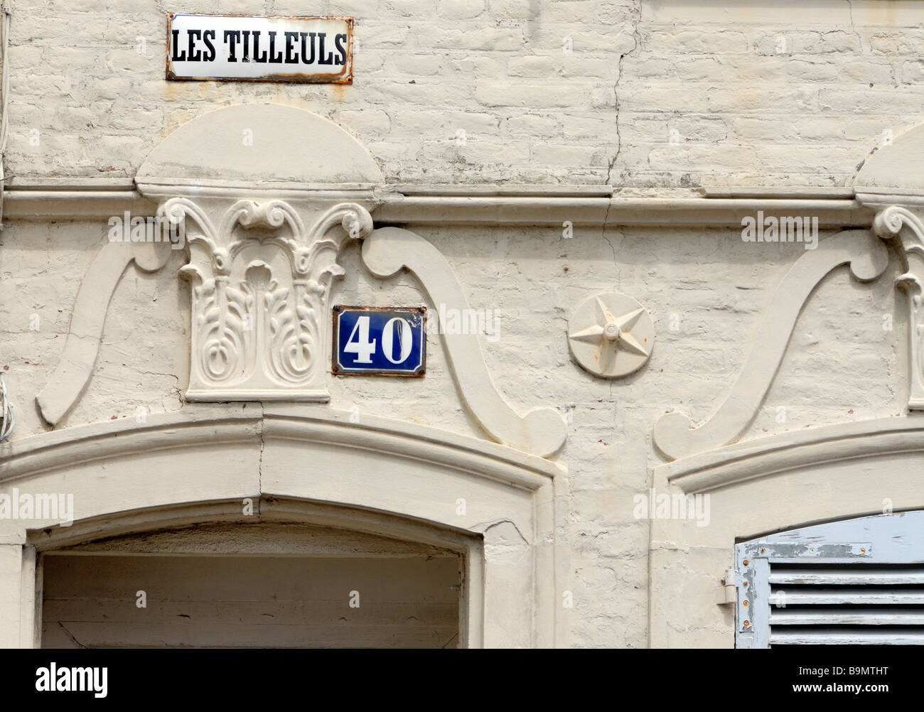 Portale ornato con blu e bianco metallo segni dire 40 e Les Tilleuls. Foto Stock