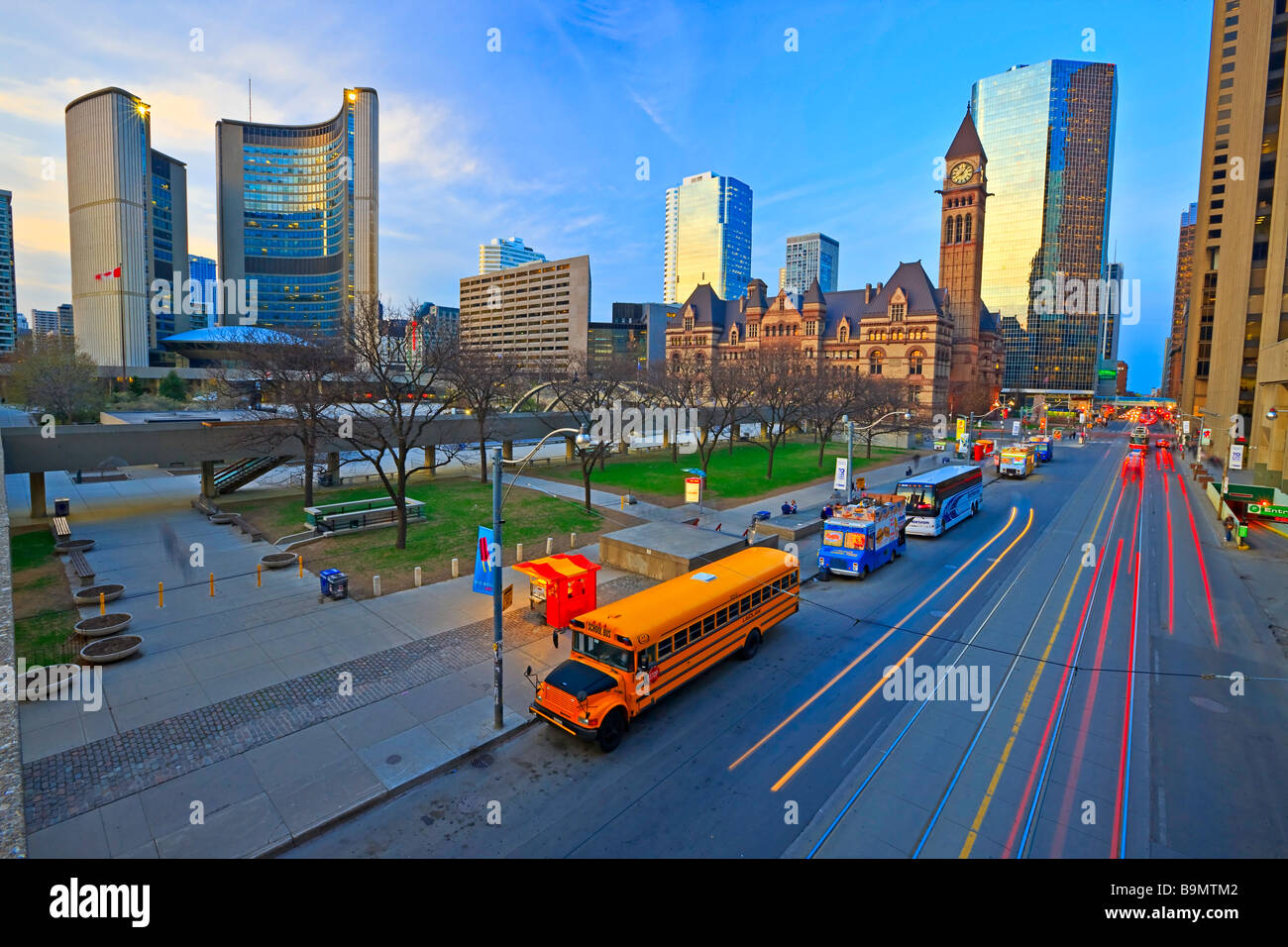 Vecchio e nuovo municipio di edifici e il Nathan Phillips Square nel centro cittadino di Toronto Ontario Canada Foto Stock