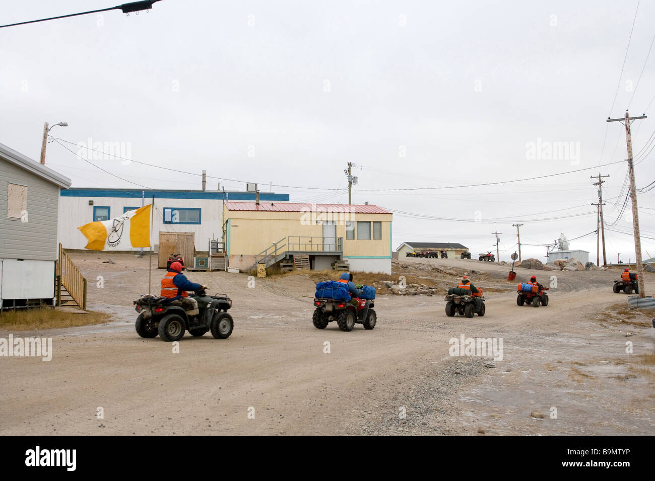 Sporco della pista con fila di Canadian Rangers lasciando sul quad bikes, Artico Canadese, Canada Foto Stock