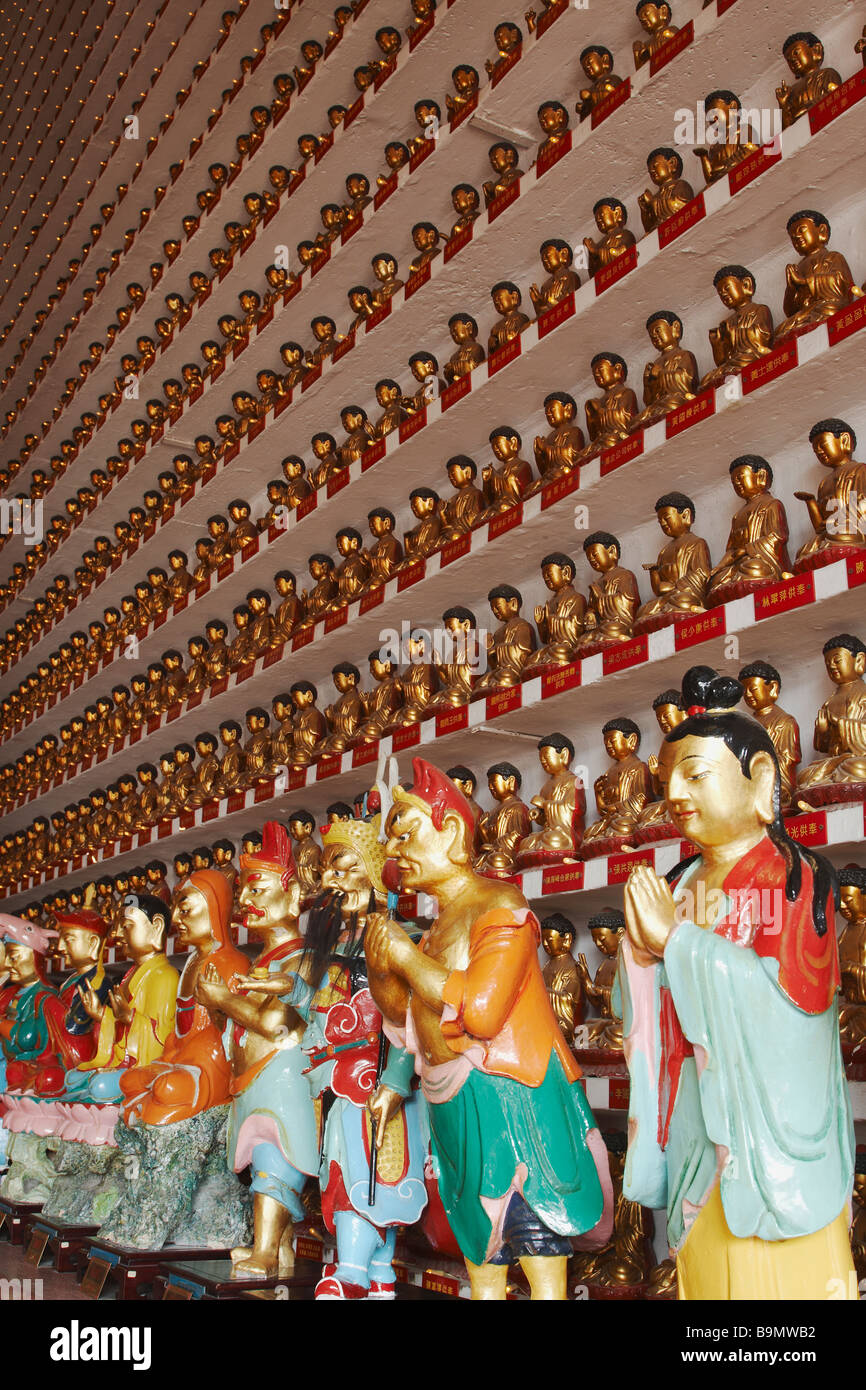 Statue di Buddha presso il Monastero dei Diecimila Buddha, Shatin, Nuovi Territori di Hong Kong Foto Stock