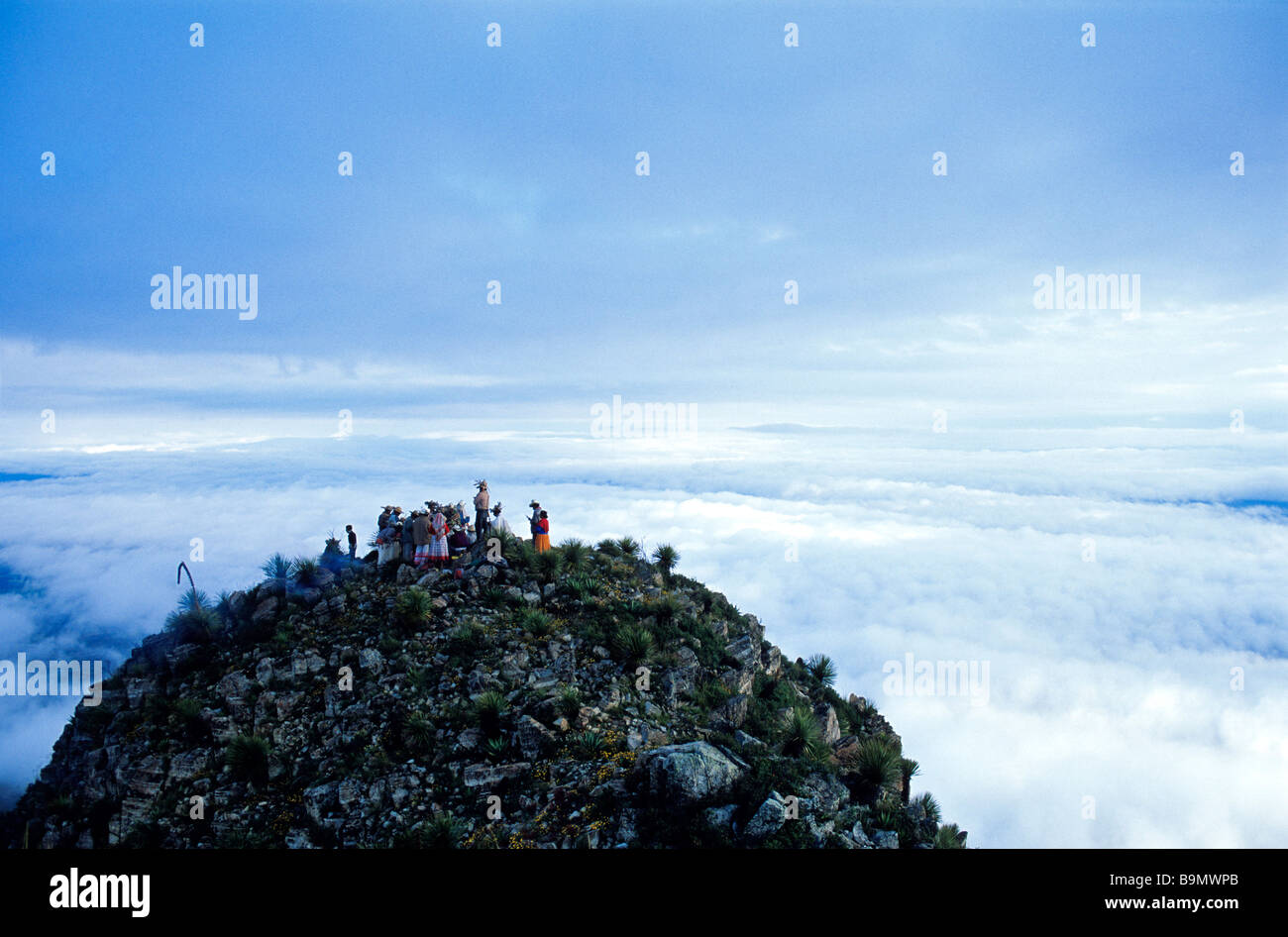Messico, San Luis Potosi Stato, gli Indiani Huichol' pellegrinaggio, sciamanica cerimonia sulla montagna di Sun Foto Stock