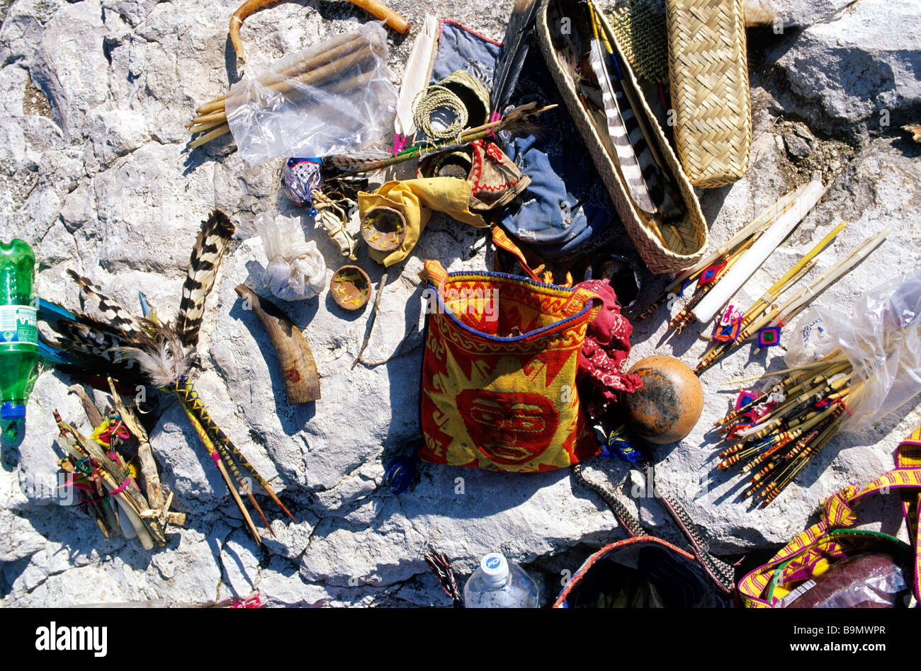 Messico, San Luis Potosi Stato, gli Indiani Huichol' pellegrinaggio, mandrini, piume e calebashes containning unguenti utilizzati da Foto Stock