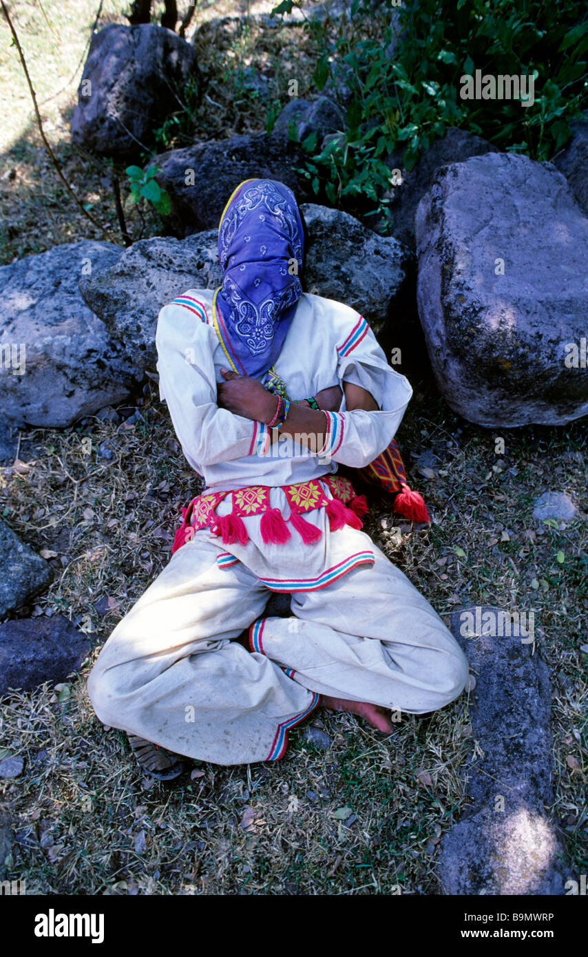 Messico, San Luis Potosi Stato, gli Indiani Huichol' pellegrinaggio, paziente dopo una cerimonia di guarigione Foto Stock