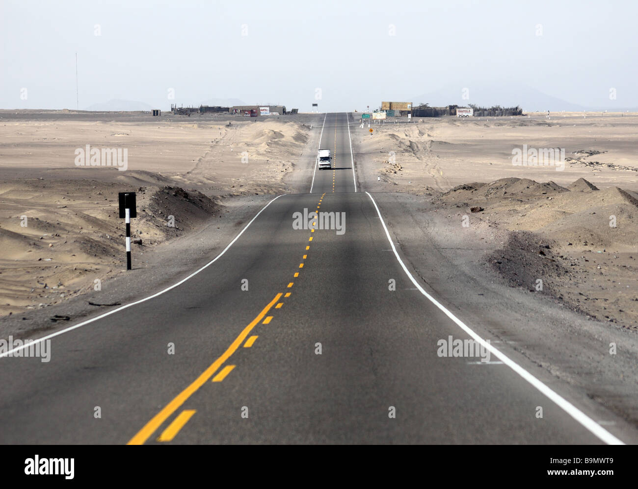 Strada lungo il deserto delle Ande Foto Stock