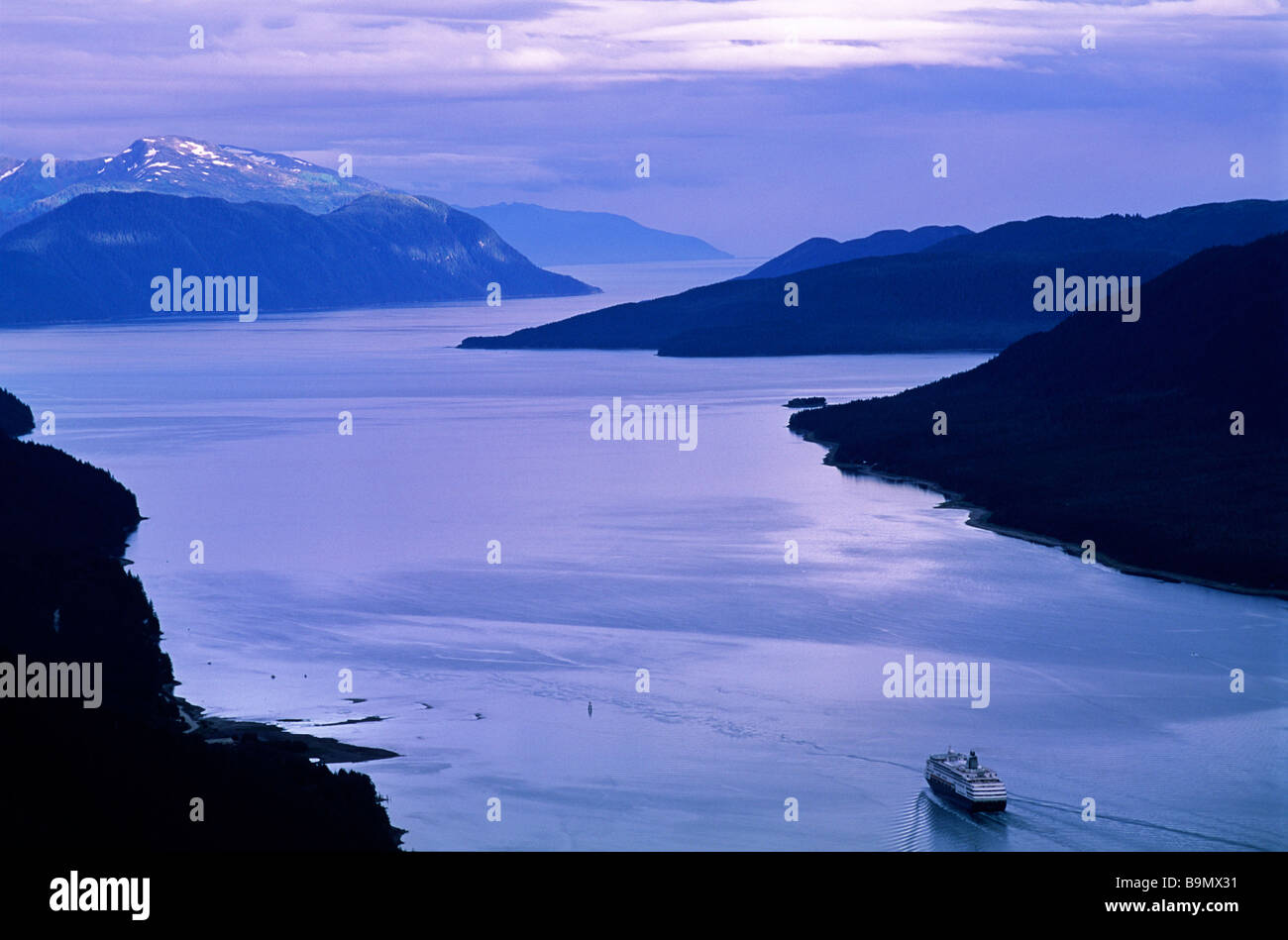 Stati Uniti, Alaska, passaggio interno, canale Gastineau, della città e del borgo di Juneau, nave da crociera tornando a sud Foto Stock