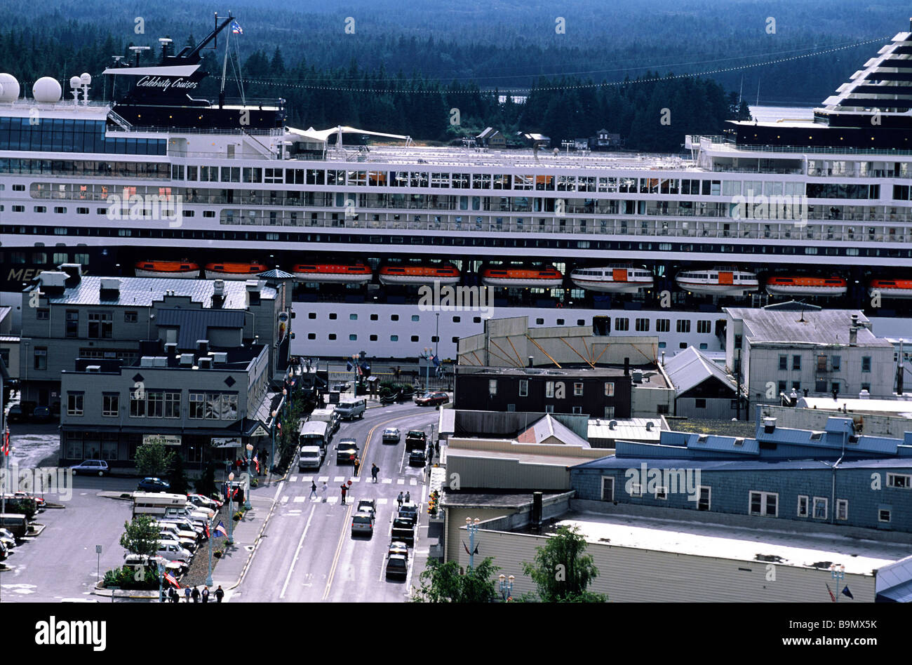 Stati Uniti, Alaska, passaggio interno, Ketchikan, nave da crociera nel centro cittadino di ormeggio Foto Stock