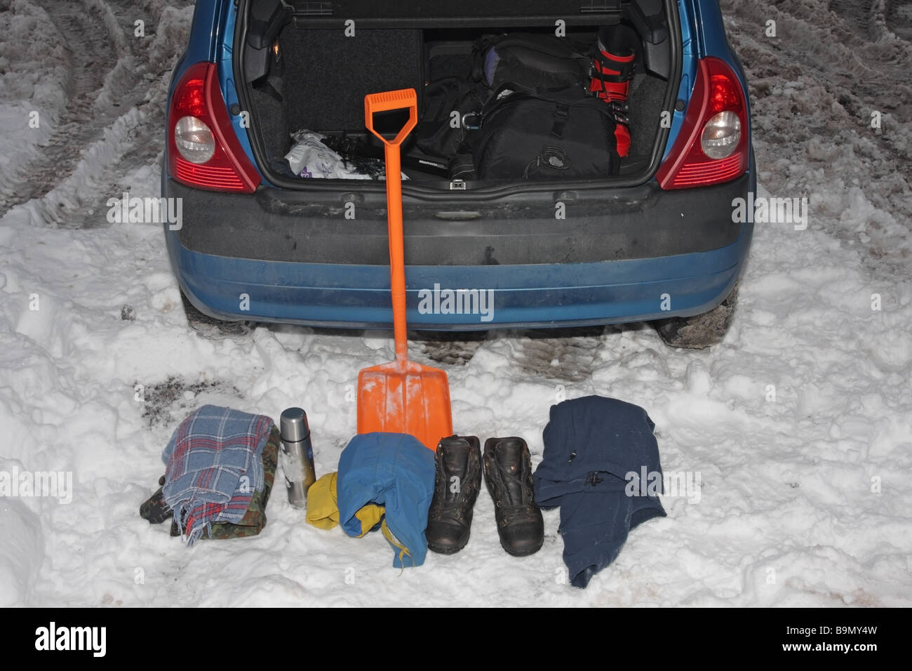 Auto nella neve con le attrezzature di emergenza per le condizioni invernali Foto Stock