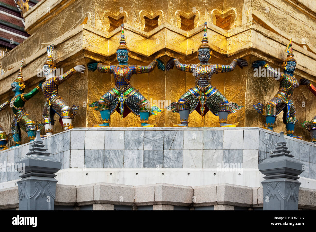 Demoni creature mitiche custodendo il Golden Stupa noto anche come Phra Sri Ratana Chedi Grand Palace a Bangkok in Tailandia Foto Stock