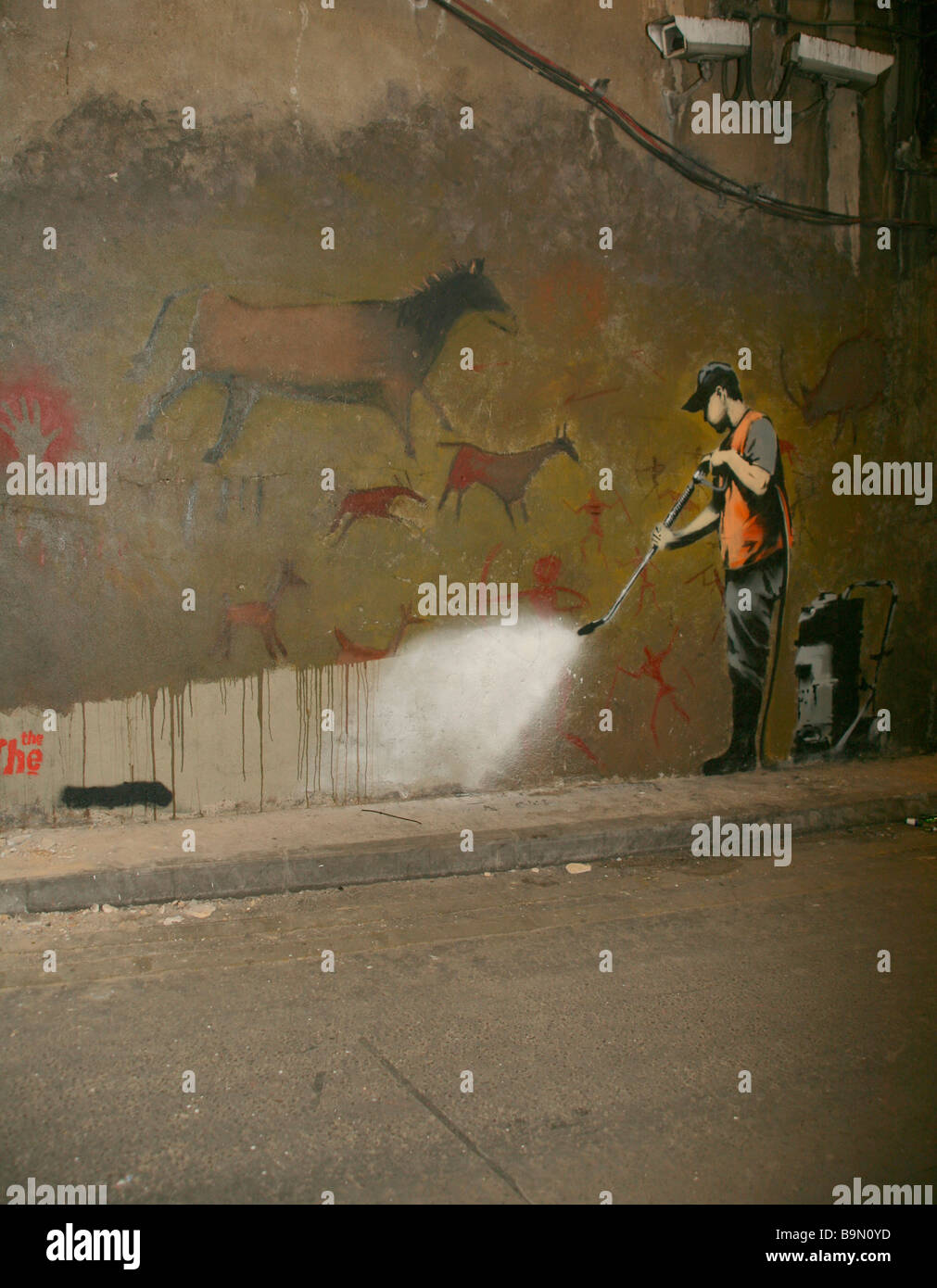 Banksy Graffiti Remover (whitewashing Lascaux) in Leake Street Waterloo, Londra 2008 Foto Stock