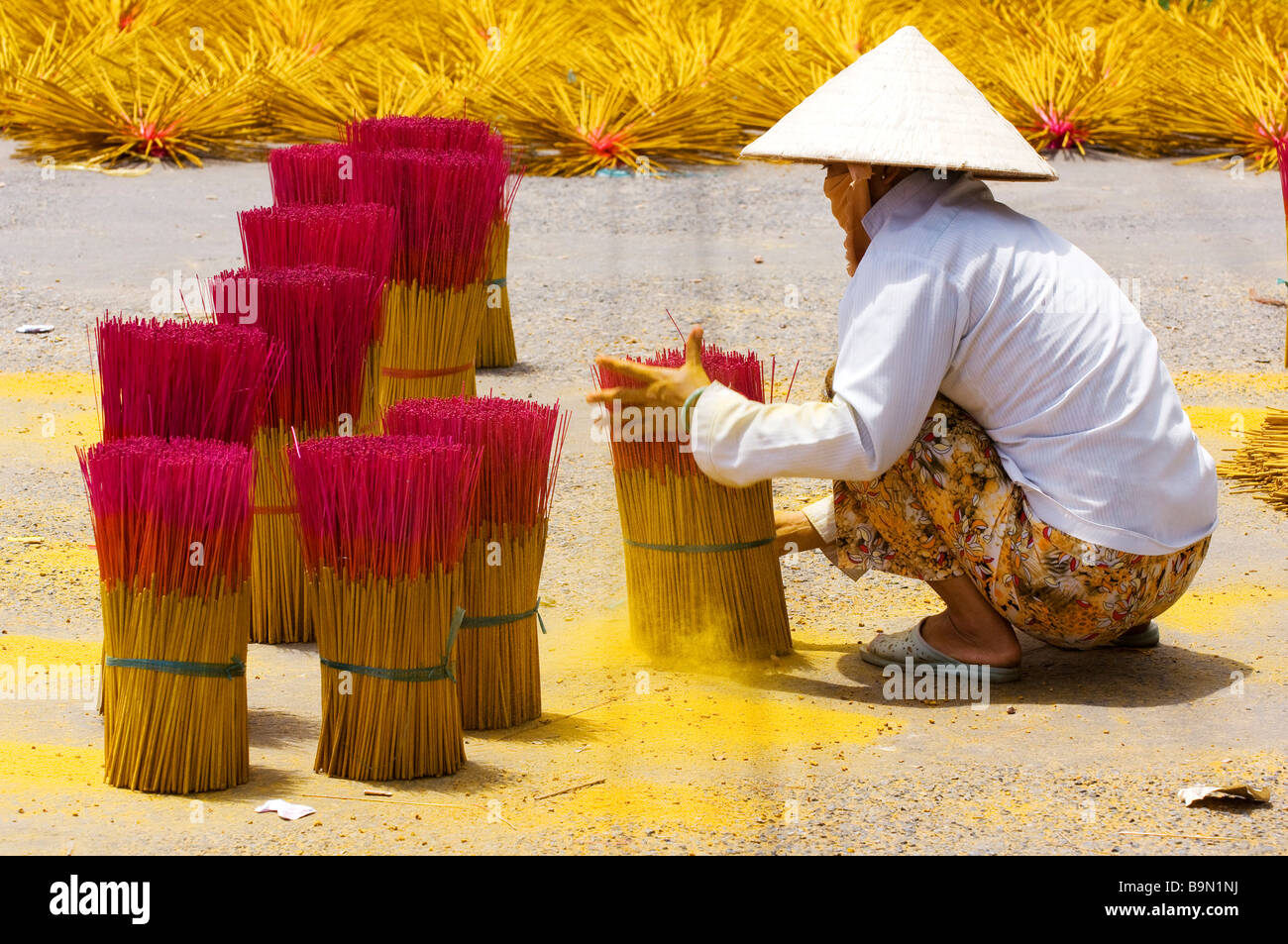 Il Vietnam, il Delta del Mekong, facendo dei bastoncini di incenso