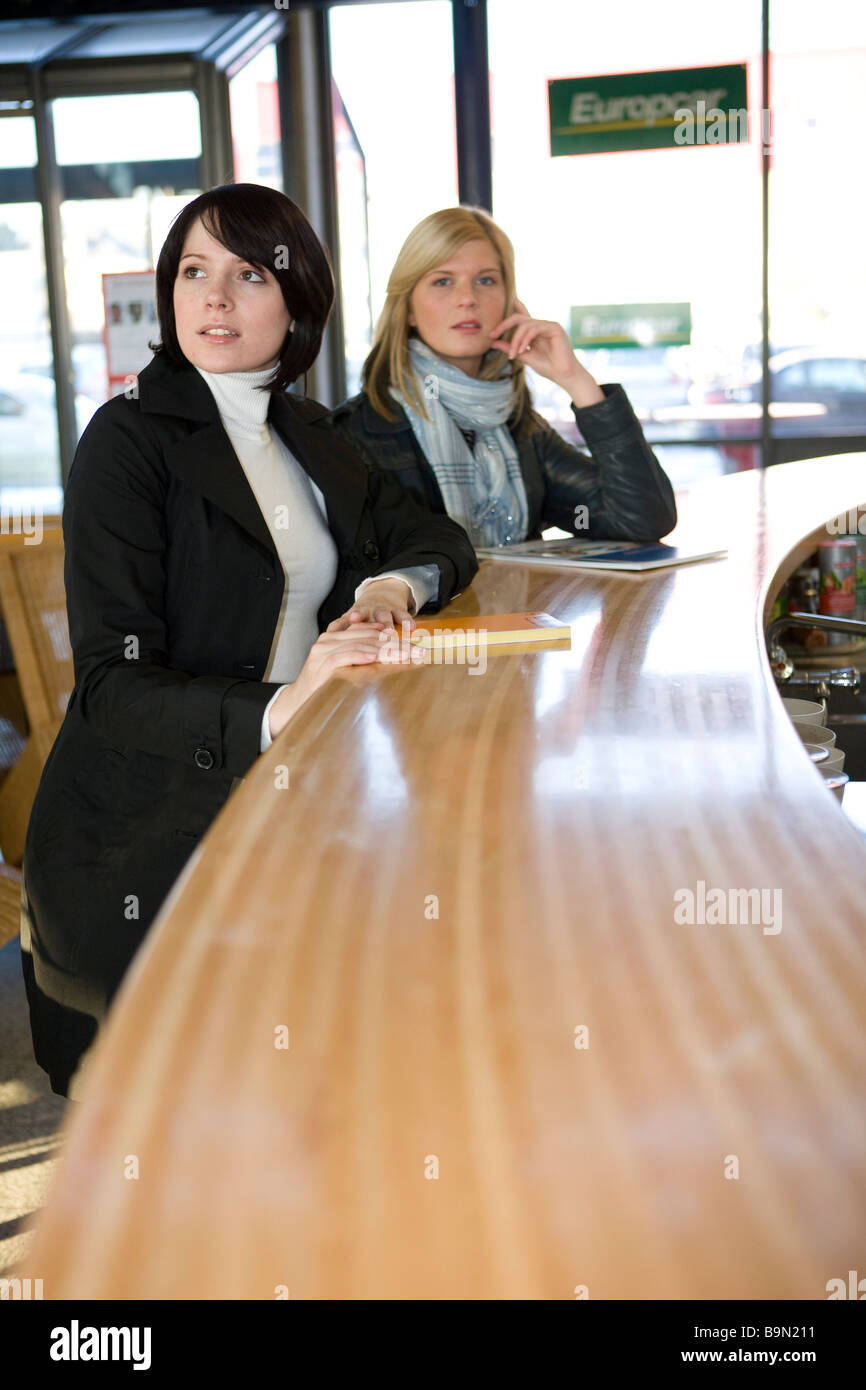 Zwei Frauen an der Theke, wartend Foto Stock