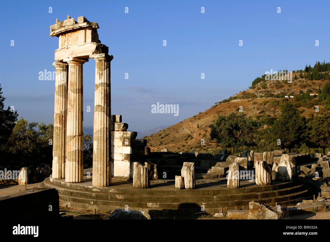 La Grecia, Phocis, Delphi, sito classificato come patrimonio mondiale dall' UNESCO, tholos della Marmaria Foto Stock