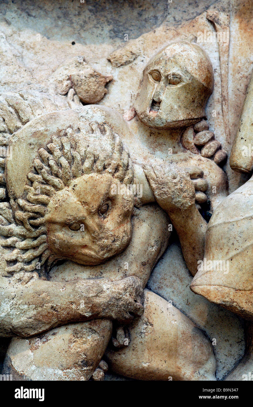 La Grecia, Phocis, Delphi, museo archeologico, Siphnian tesoro, nord del fregio, dèi combattendo contro giganti Foto Stock