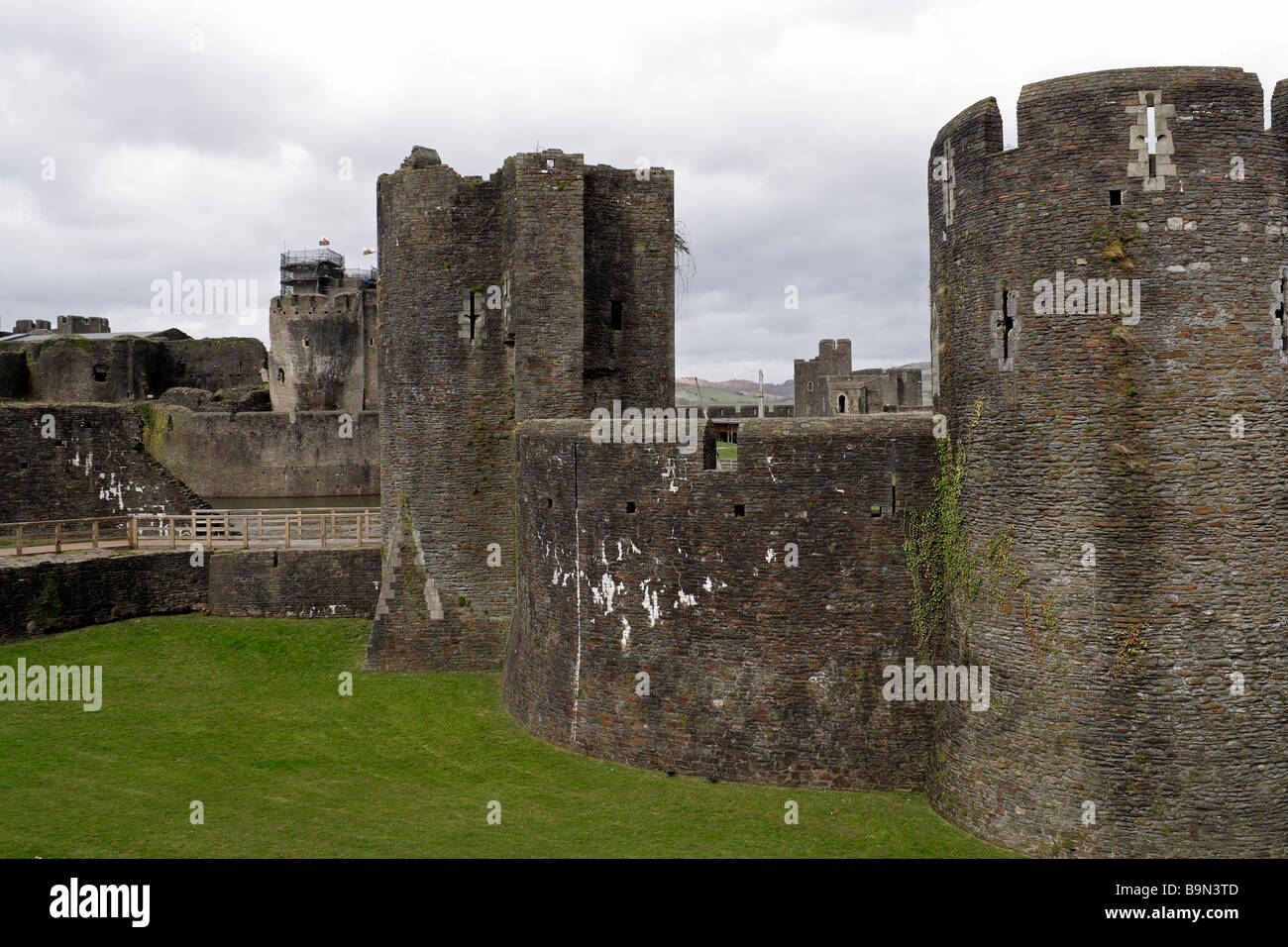 Castello di Caerphilly prese al di fuori del cancello sud Foto Stock